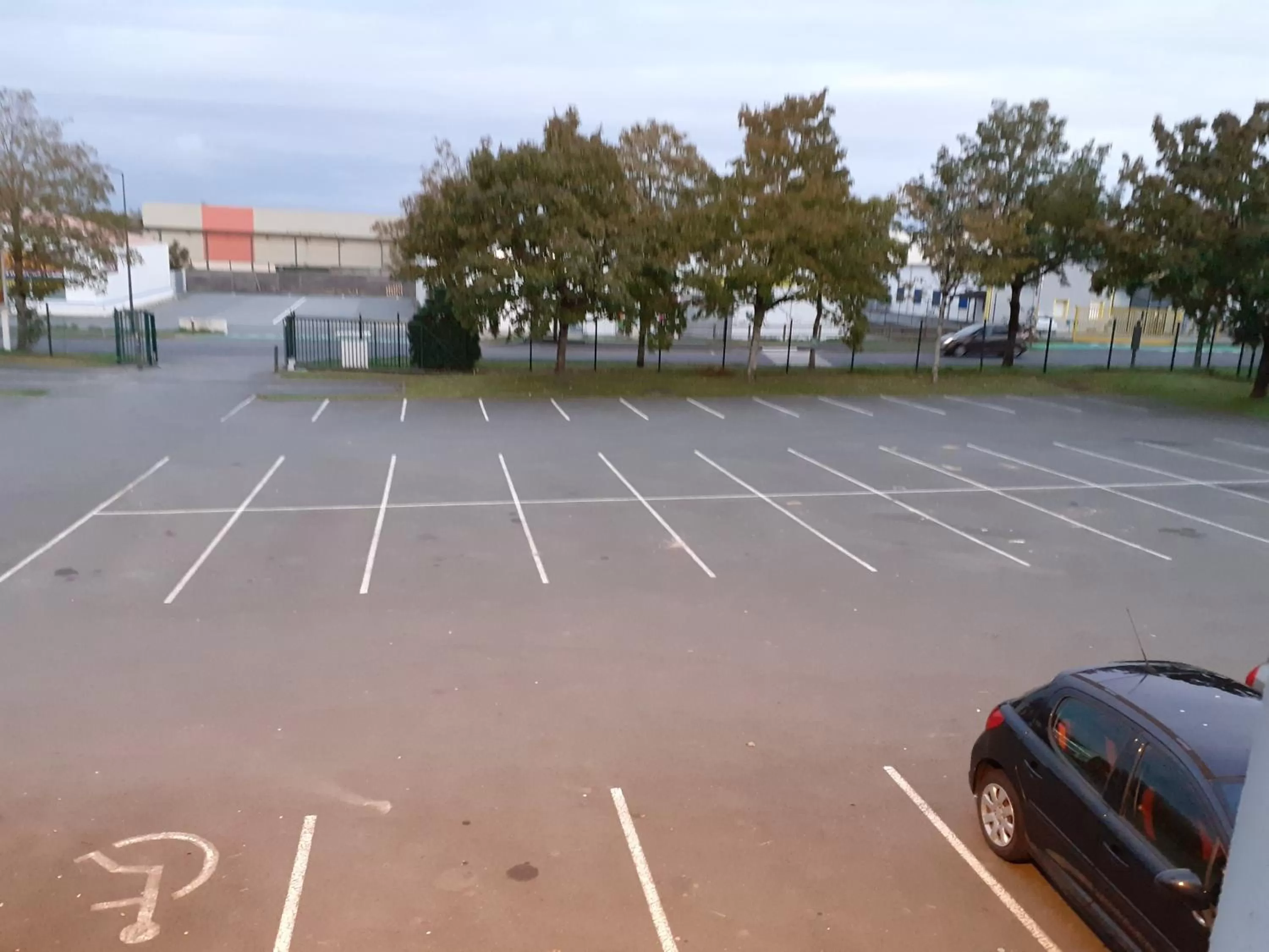 Parking in Unisotel Saintes Ex F1