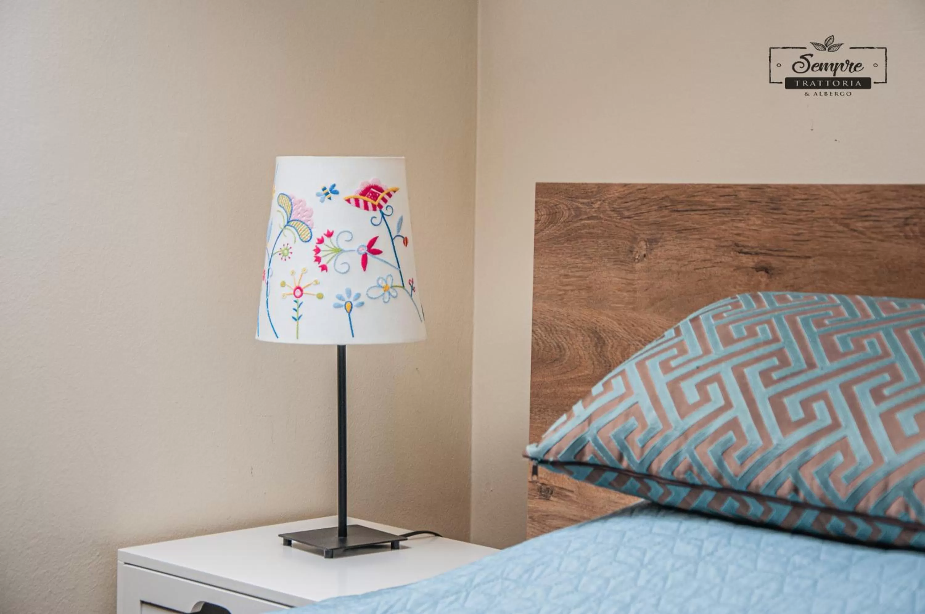 Bed in Sempre Étterem És Panzió