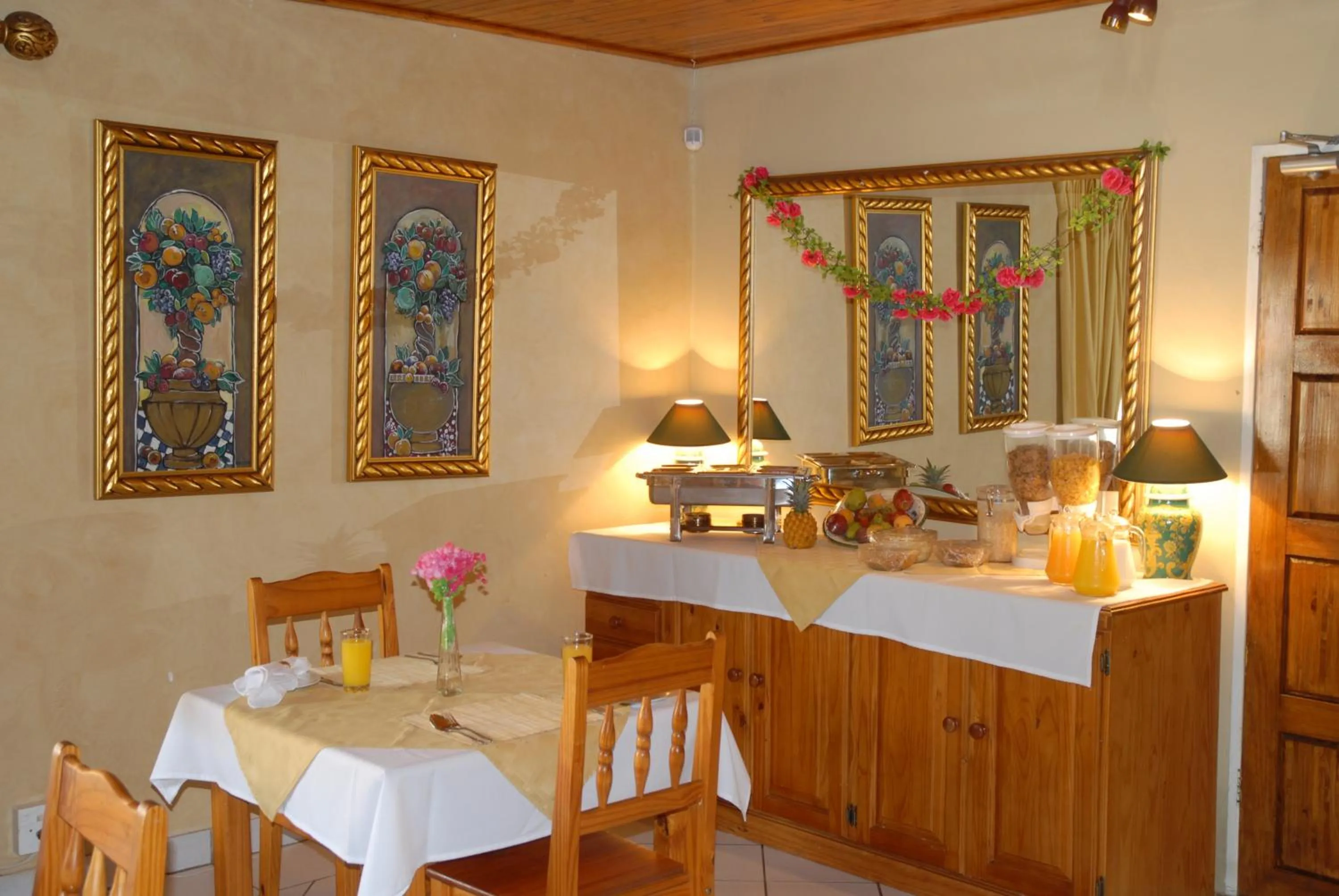 Restaurant/places to eat in Purple Olive Guest House