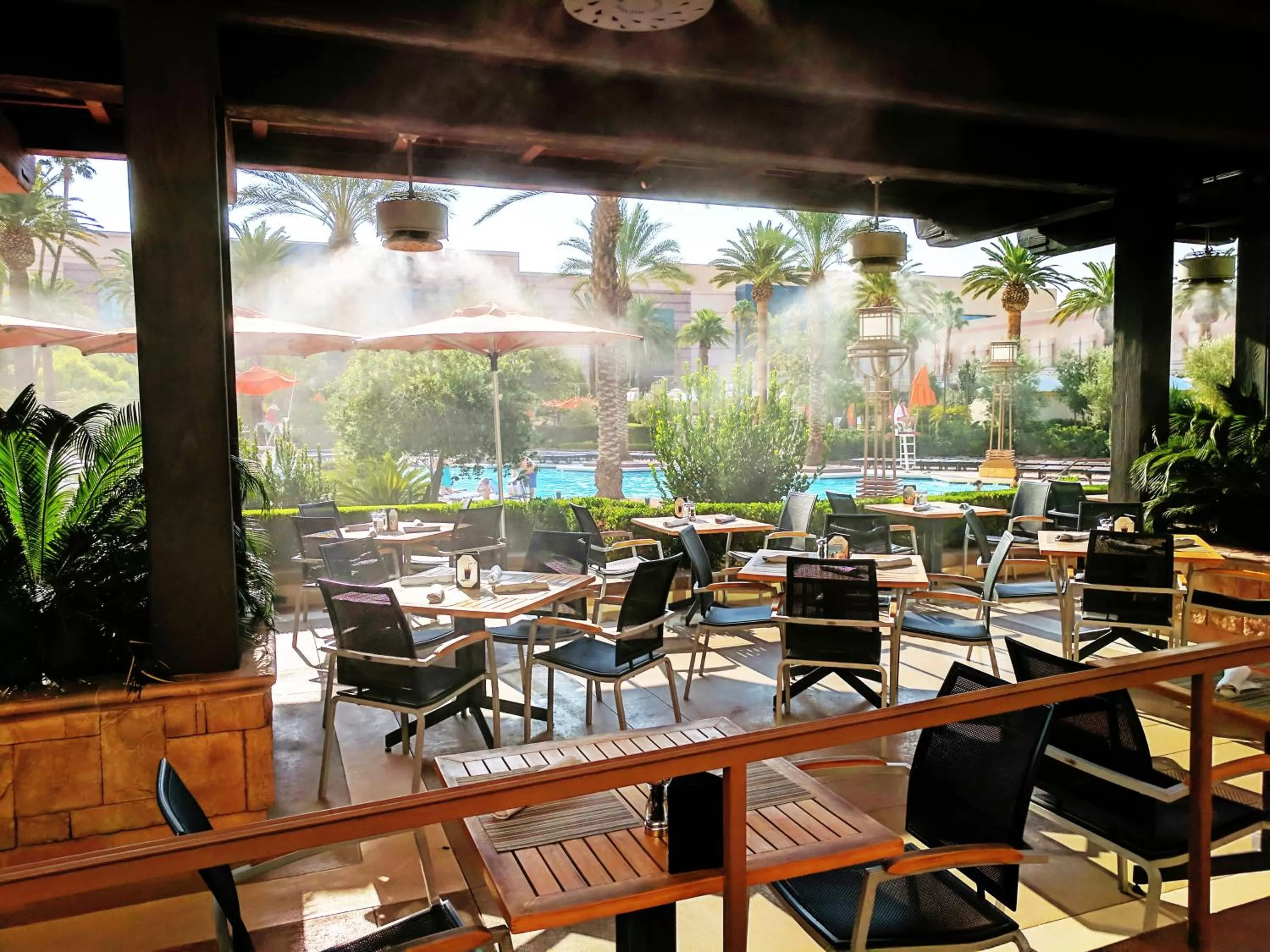 Restaurant/Places to Eat in MGM Signature Strip view balcony full kitchen - 1 Br suite 2 full bath - F1 track view