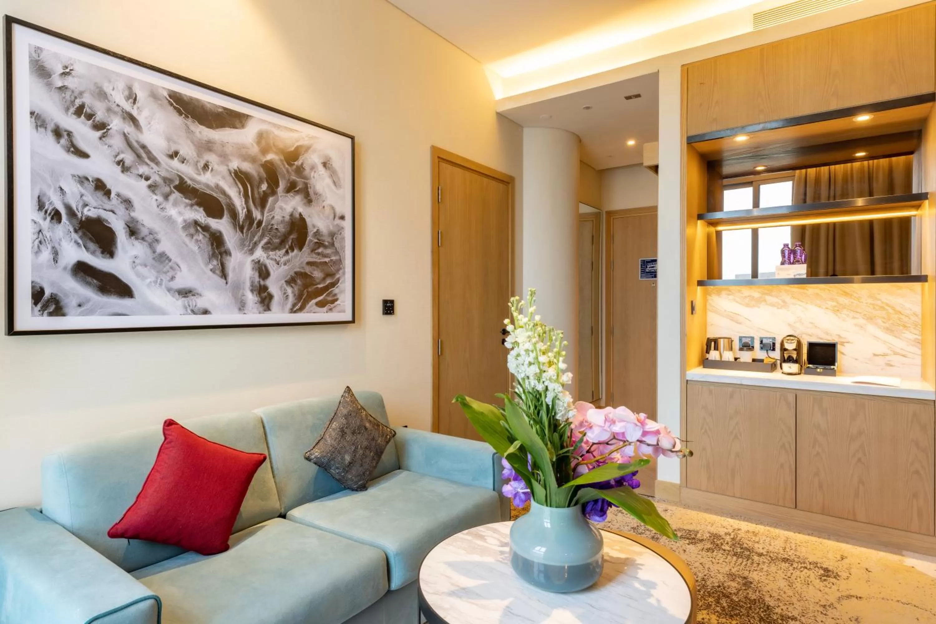 Living room in Embassy Suites By Hilton Doha Old Town