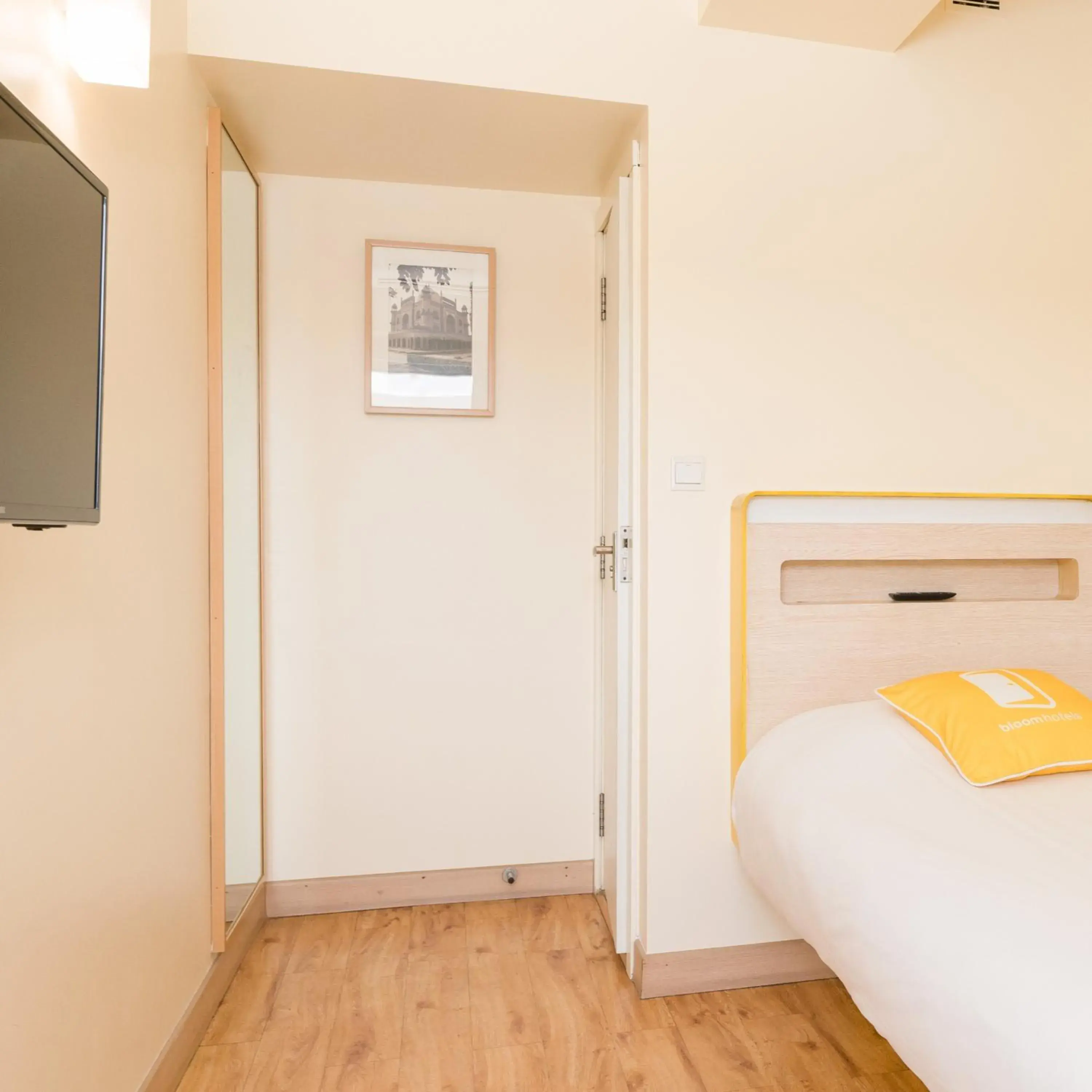 Value Single Room in Bloomrooms @ New Delhi Railway Station Value Single Room in Bloomrooms @ New Delhi Railway Station