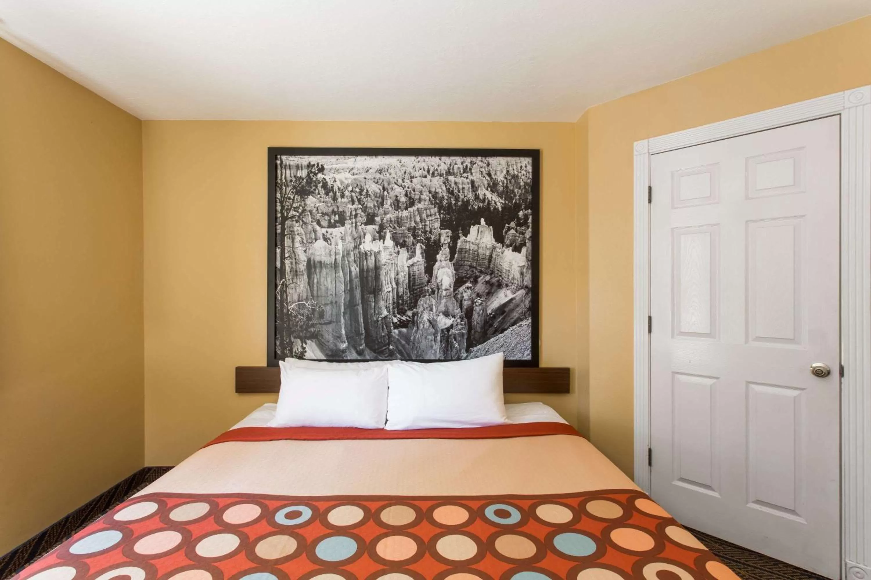 Photo of the whole room, Bed in Hotel Zion Inn, Zion National Park Area