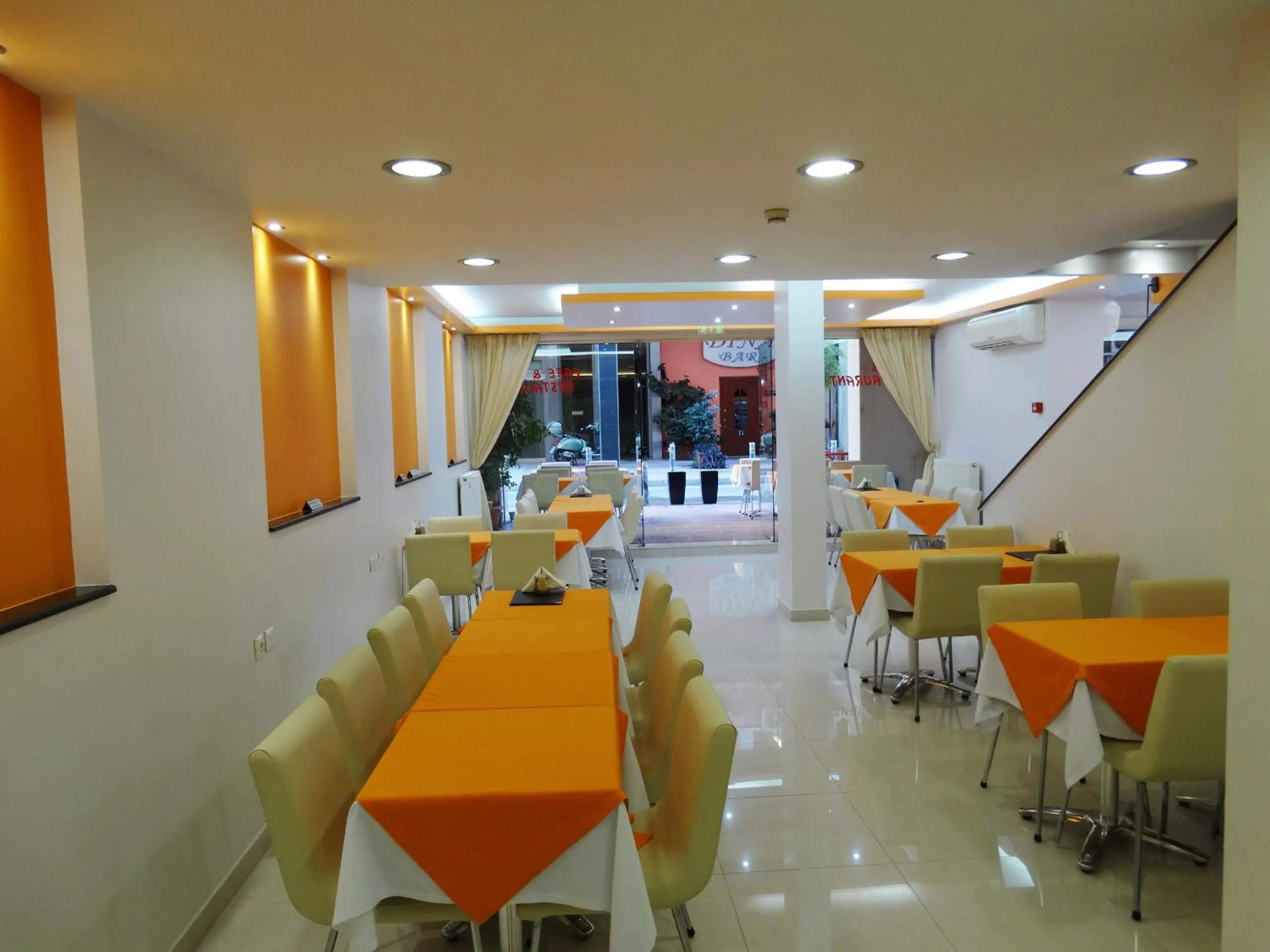 Restaurant/places to eat in Faros I