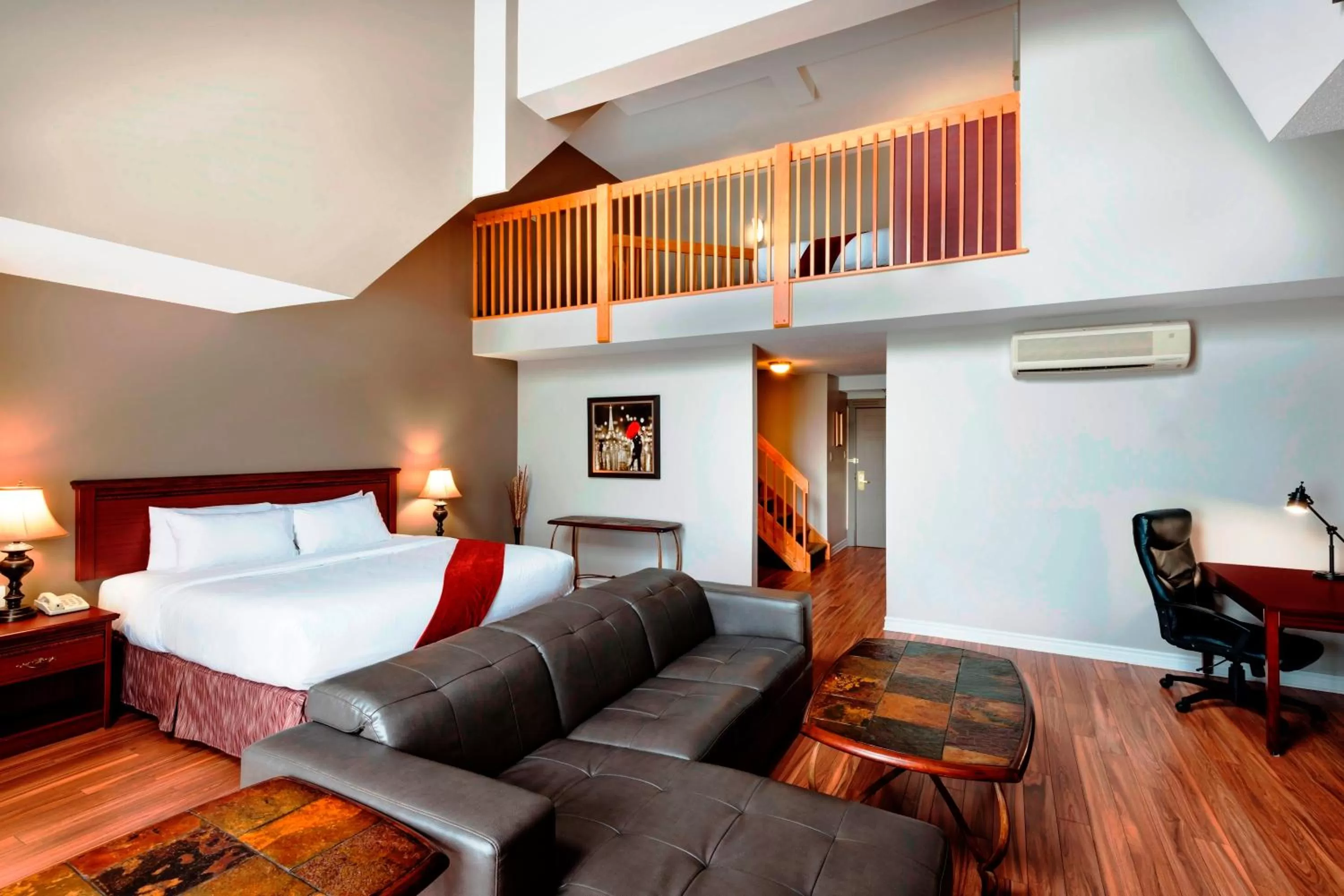 Photo of the whole room, Bed in Ramada Plaza by Wyndham Gatineau/Manoir du Casino