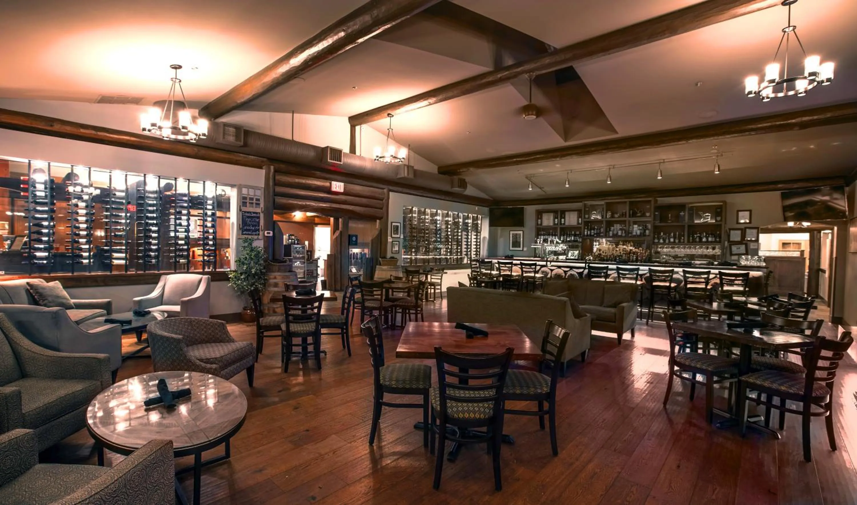 Lounge or bar in Tigh-Na-Mara Seaside Spa Resort