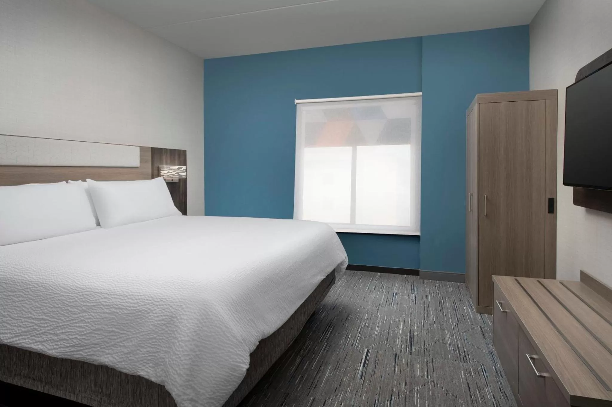 Photo of the whole room, Bed in Holiday Inn Express & Suites Knoxville-Clinton by IHG