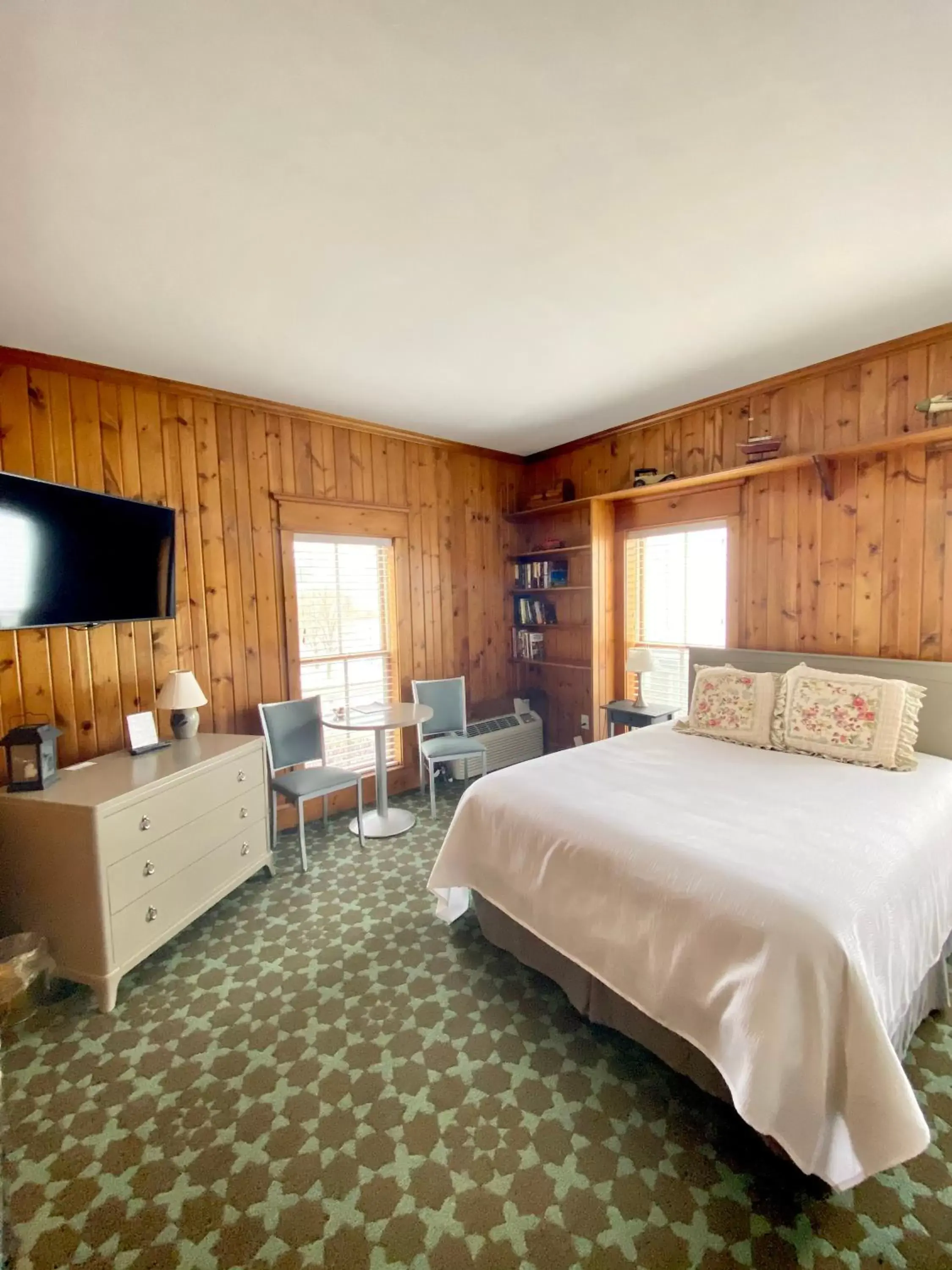 Queen Room - Disability Access in Harbor House Inn Queen Room - Disability Access in Harbor House Inn