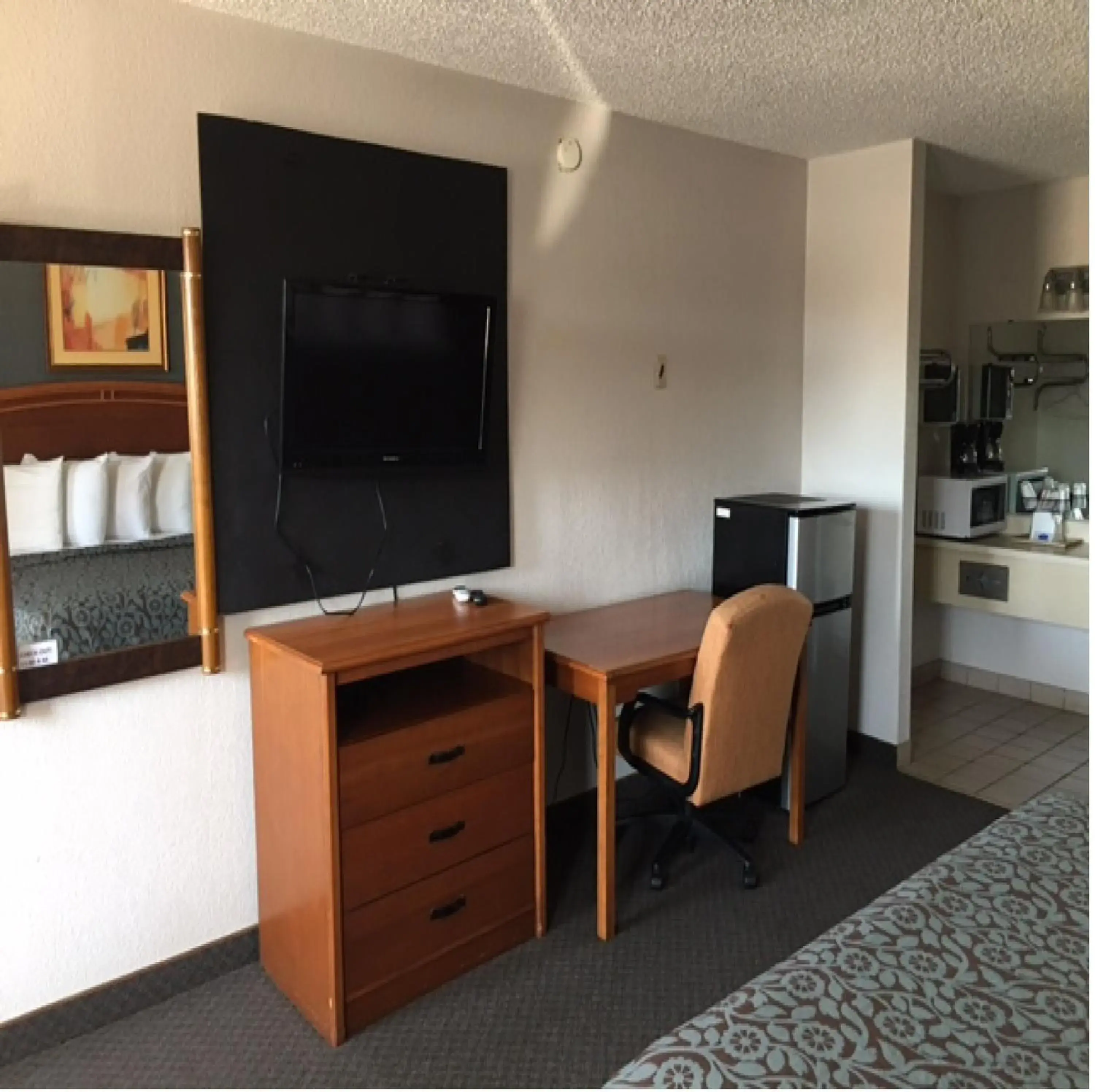 Deluxe King Room in Hebbronville Executive Inn Deluxe King Room in Hebbronville Executive Inn