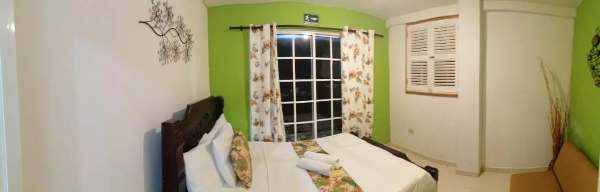 room service, Bed in Casa Royal Palm Inn