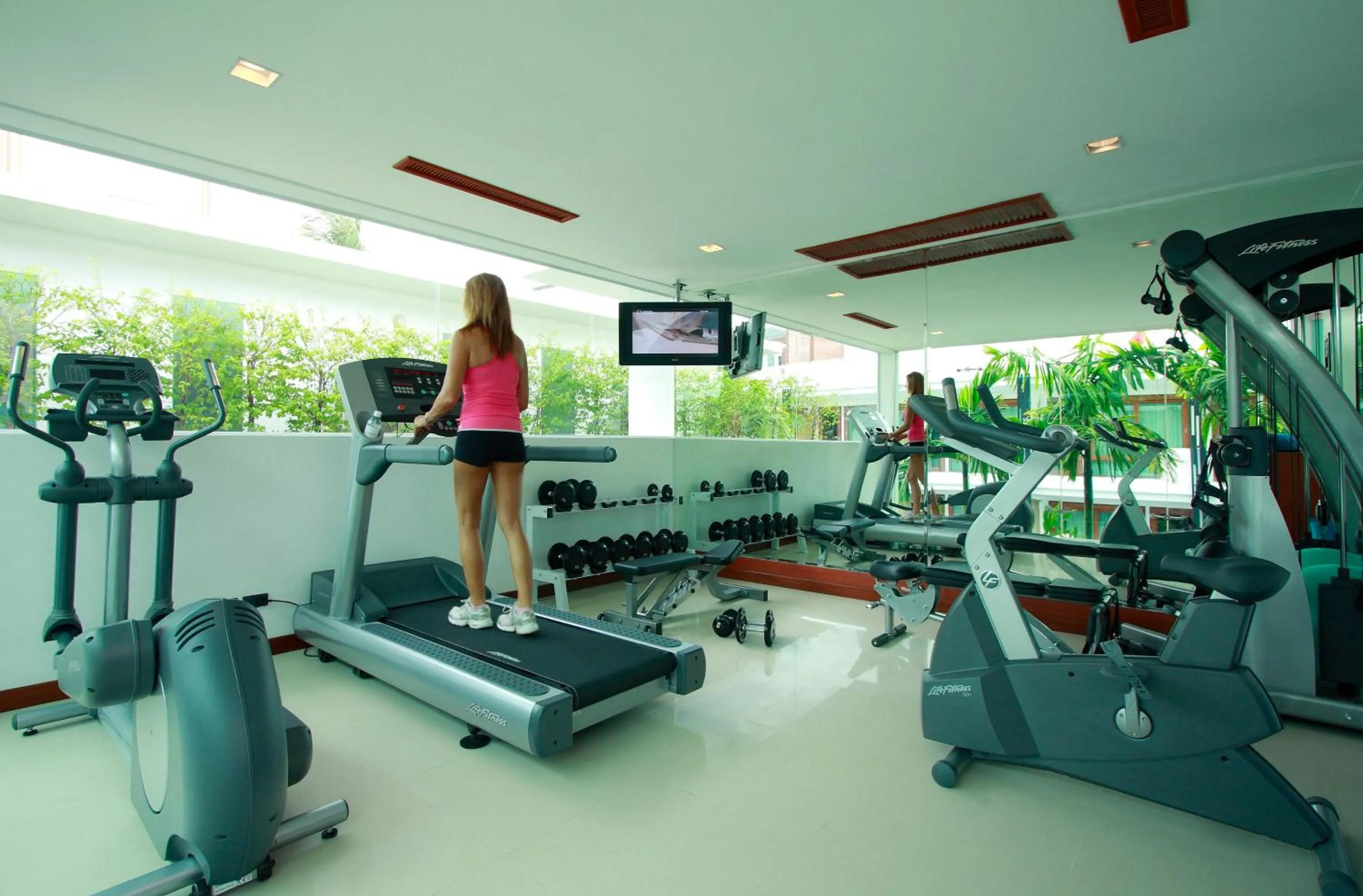 Fitness centre/facilities in La Flora Resort Patong