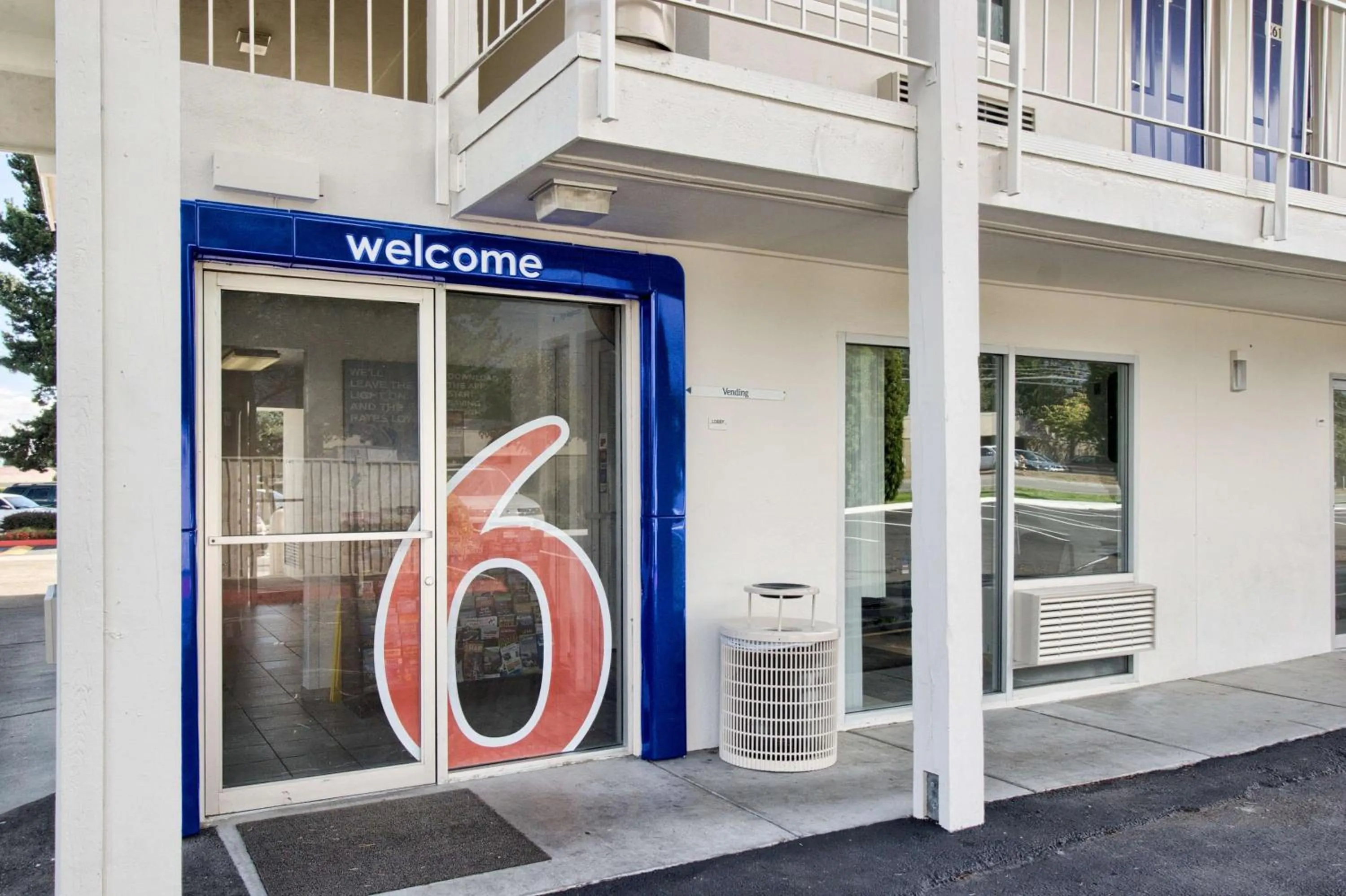 Property building in Motel 6-Everett, WA - North