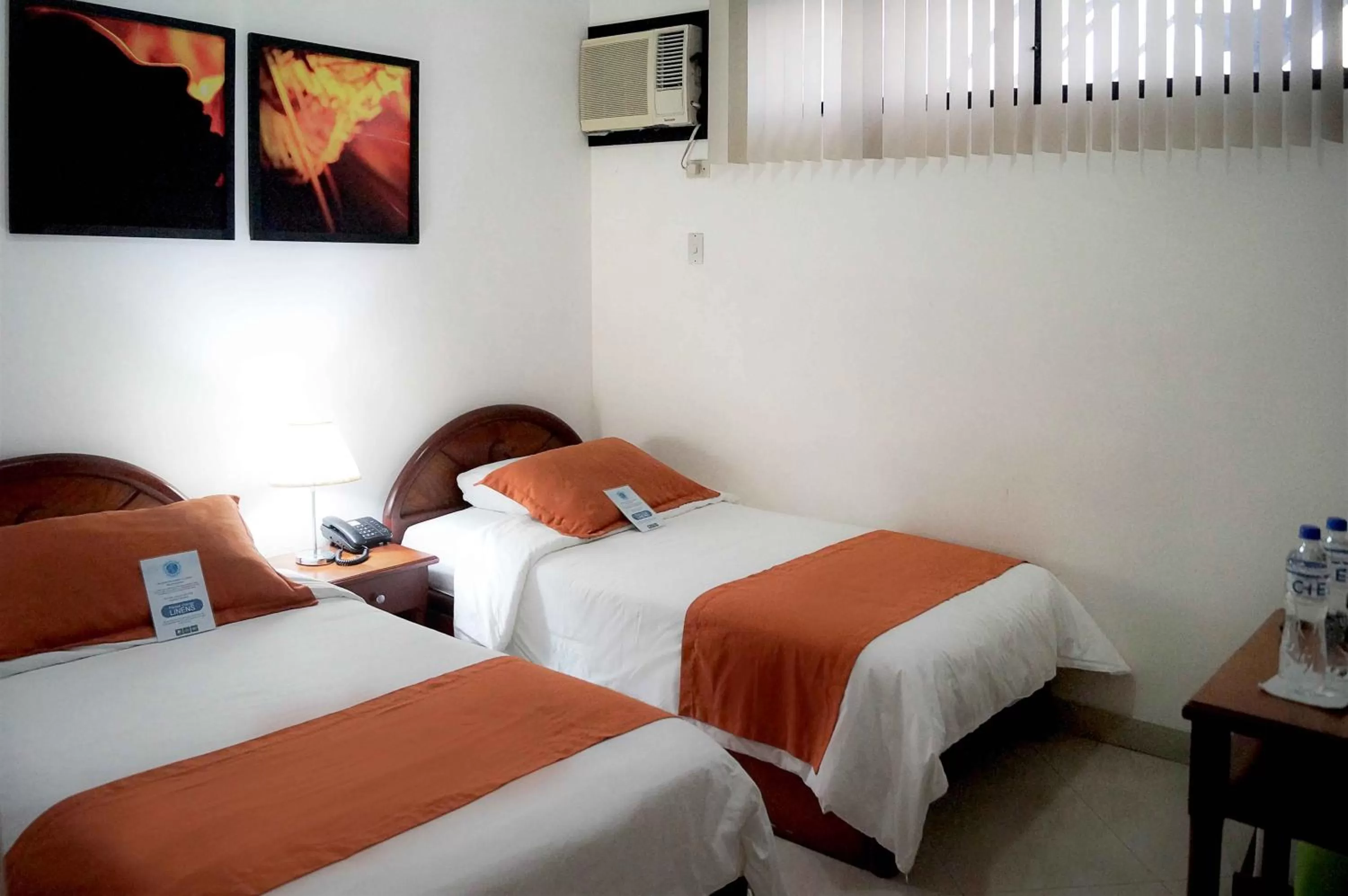 Bed in Hotel Castell - Cerca Del Aeropuerto