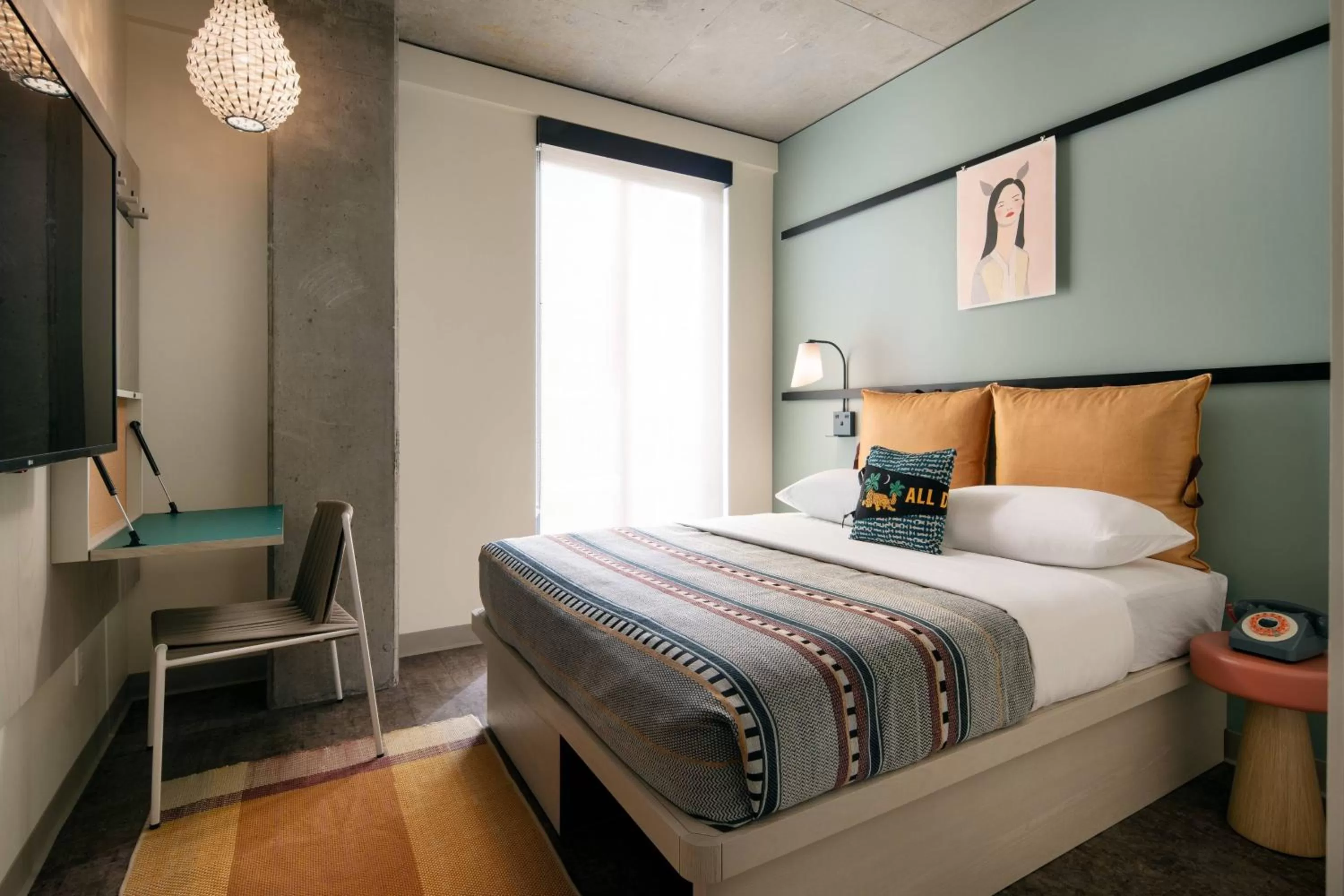 Standard Guest room with 1 Queen in Moxy Portland Downtown