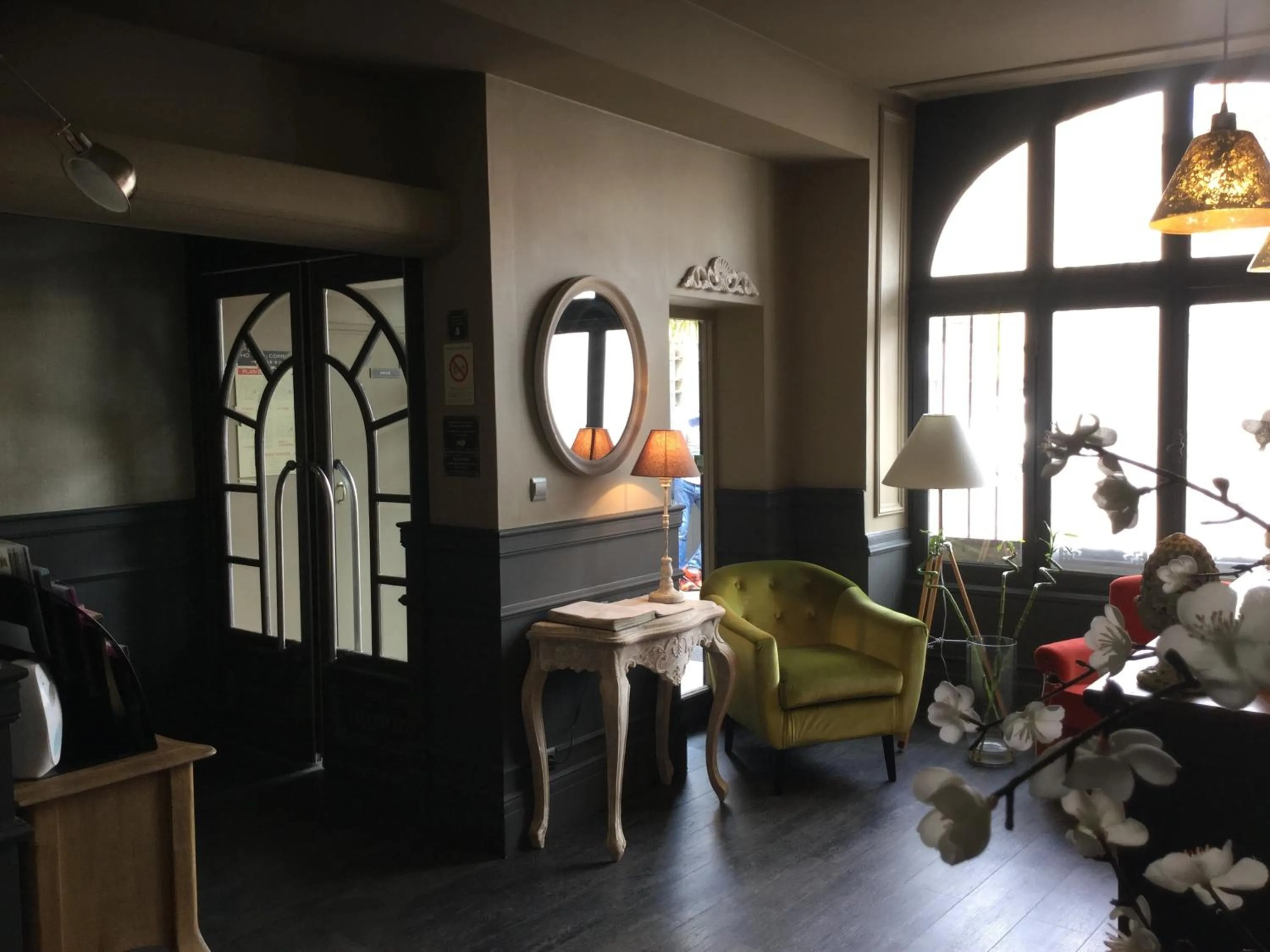 Seating area in Hôtel du Commerce