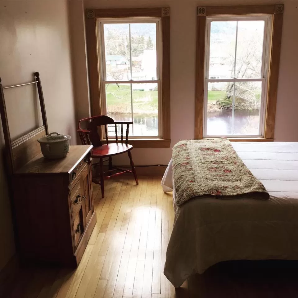 Day, Bed in Spillover Motel and Inn