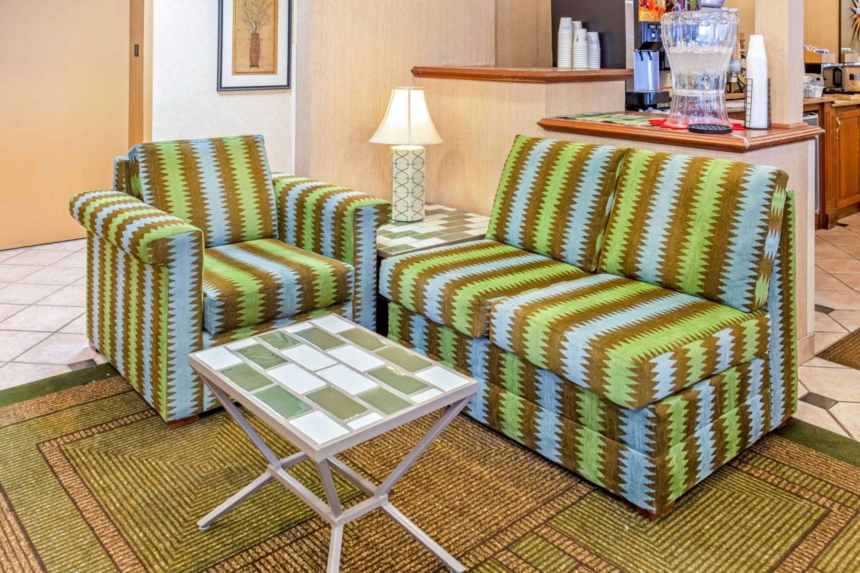 Lobby or reception in La Quinta Inn by Wyndham Milwaukee Airport / Oak Creek