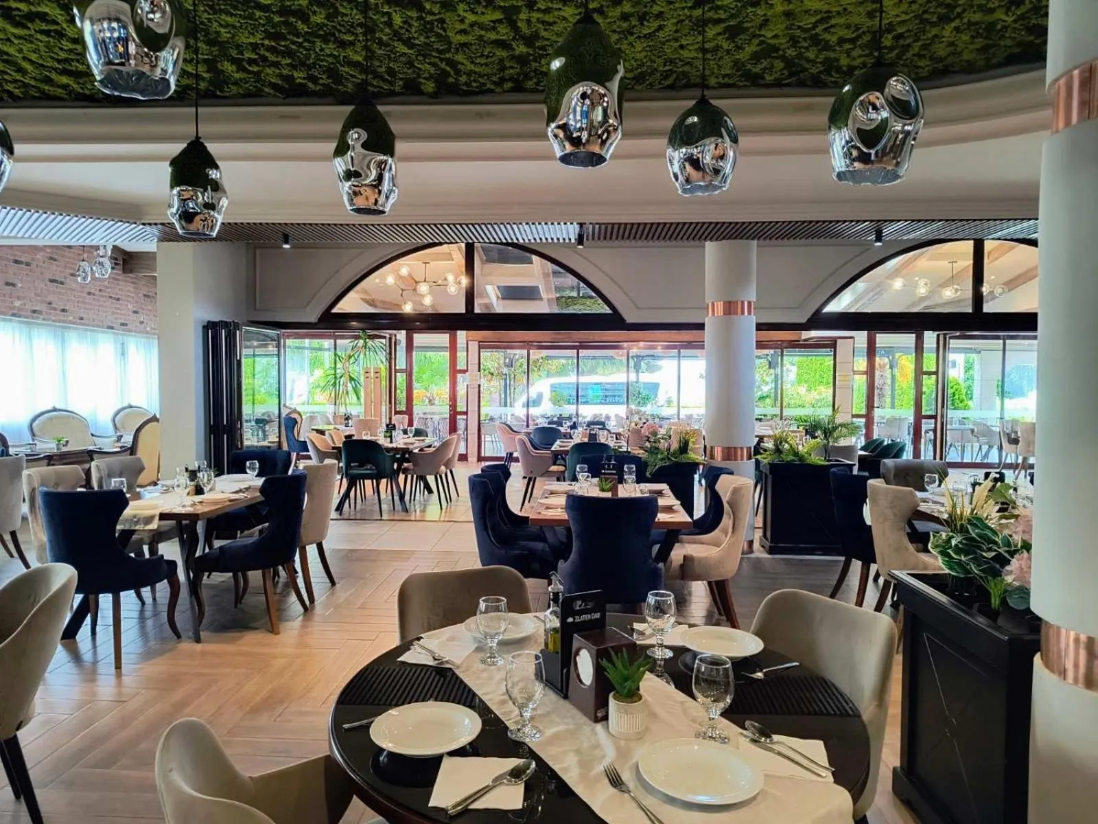 Restaurant/places to eat in Millenium Palace