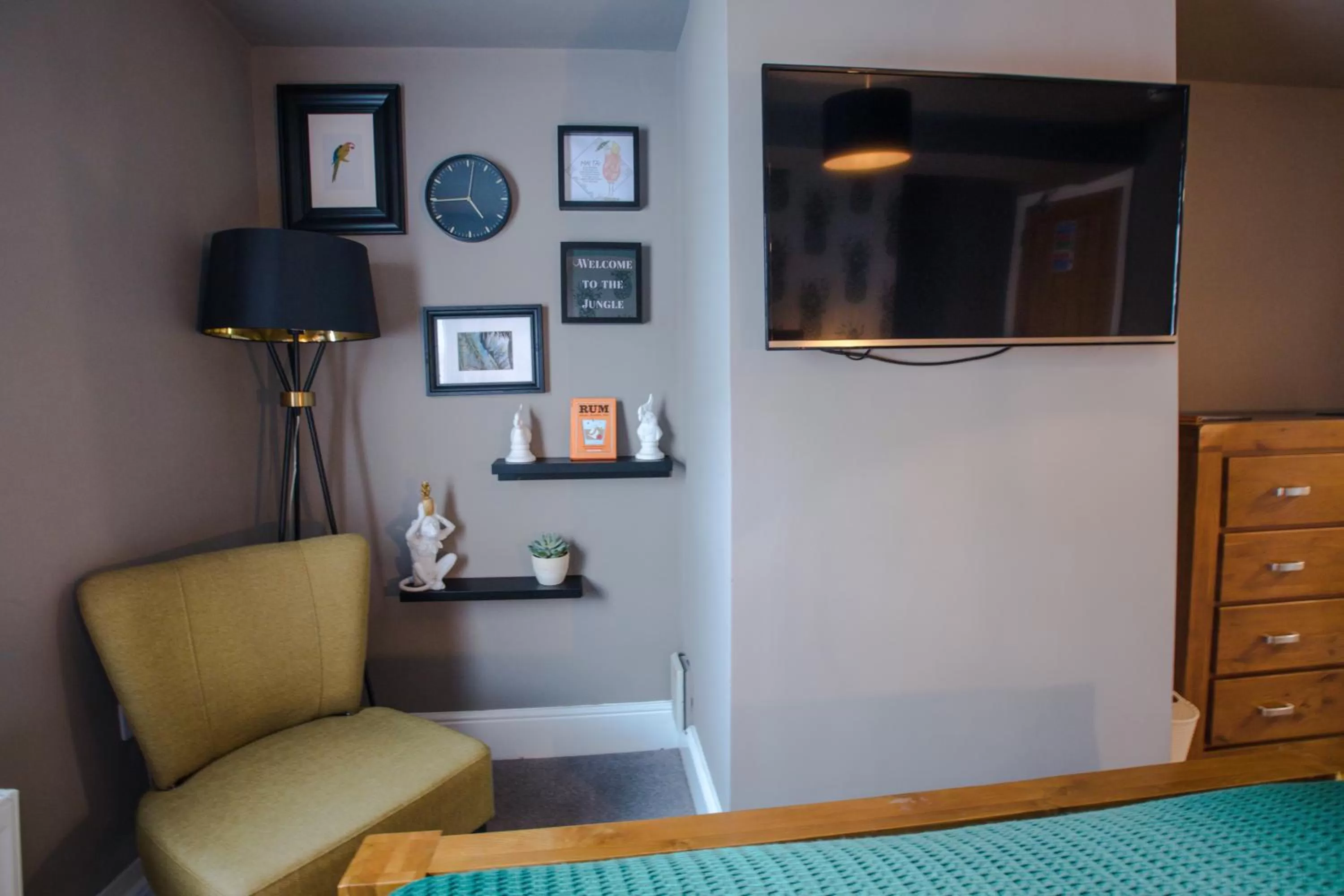 Bed in The Wheatsheaf Pub, Kitchen & Rooms