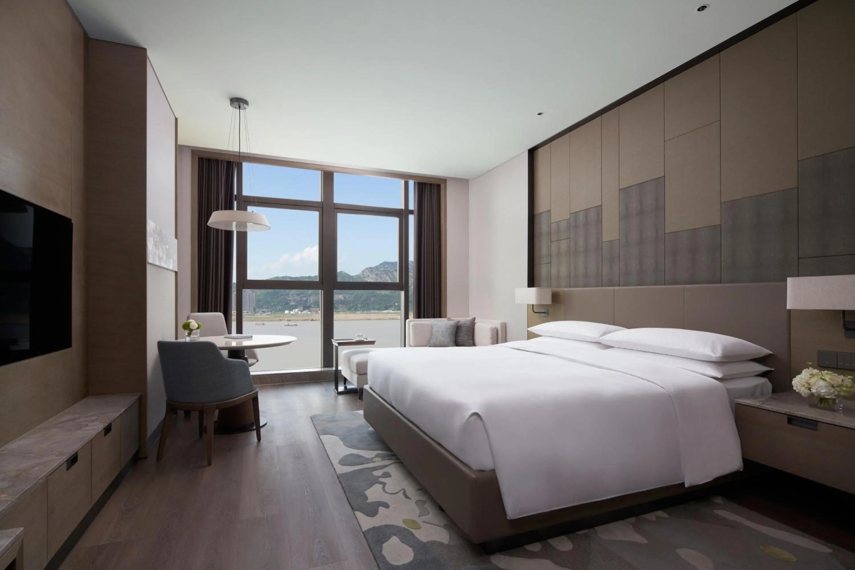 Photo of the whole room, Bed in Wenzhou Marriott Hotel