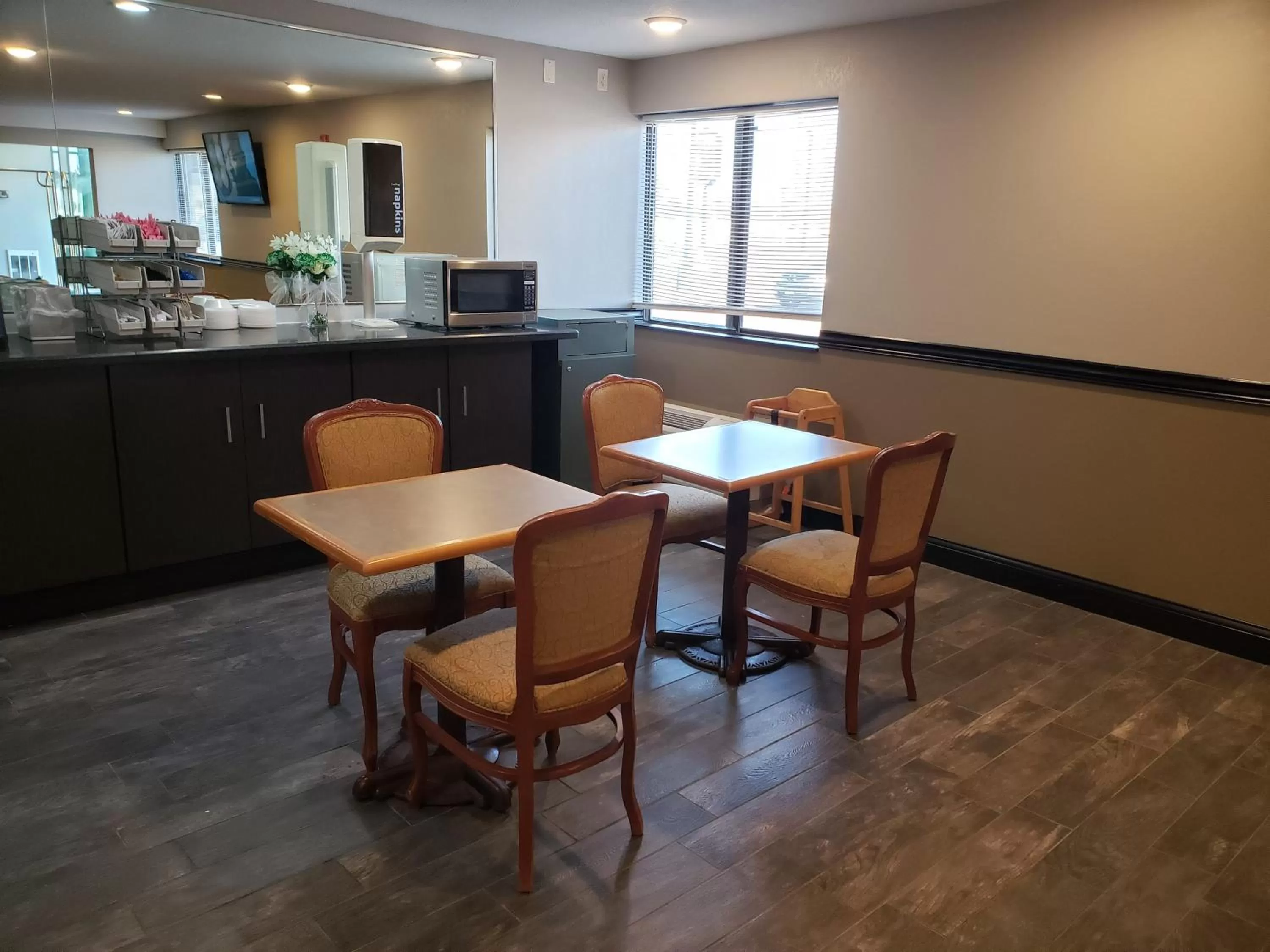 Dining area in Travelodge by Wyndham Brooklyn Center
