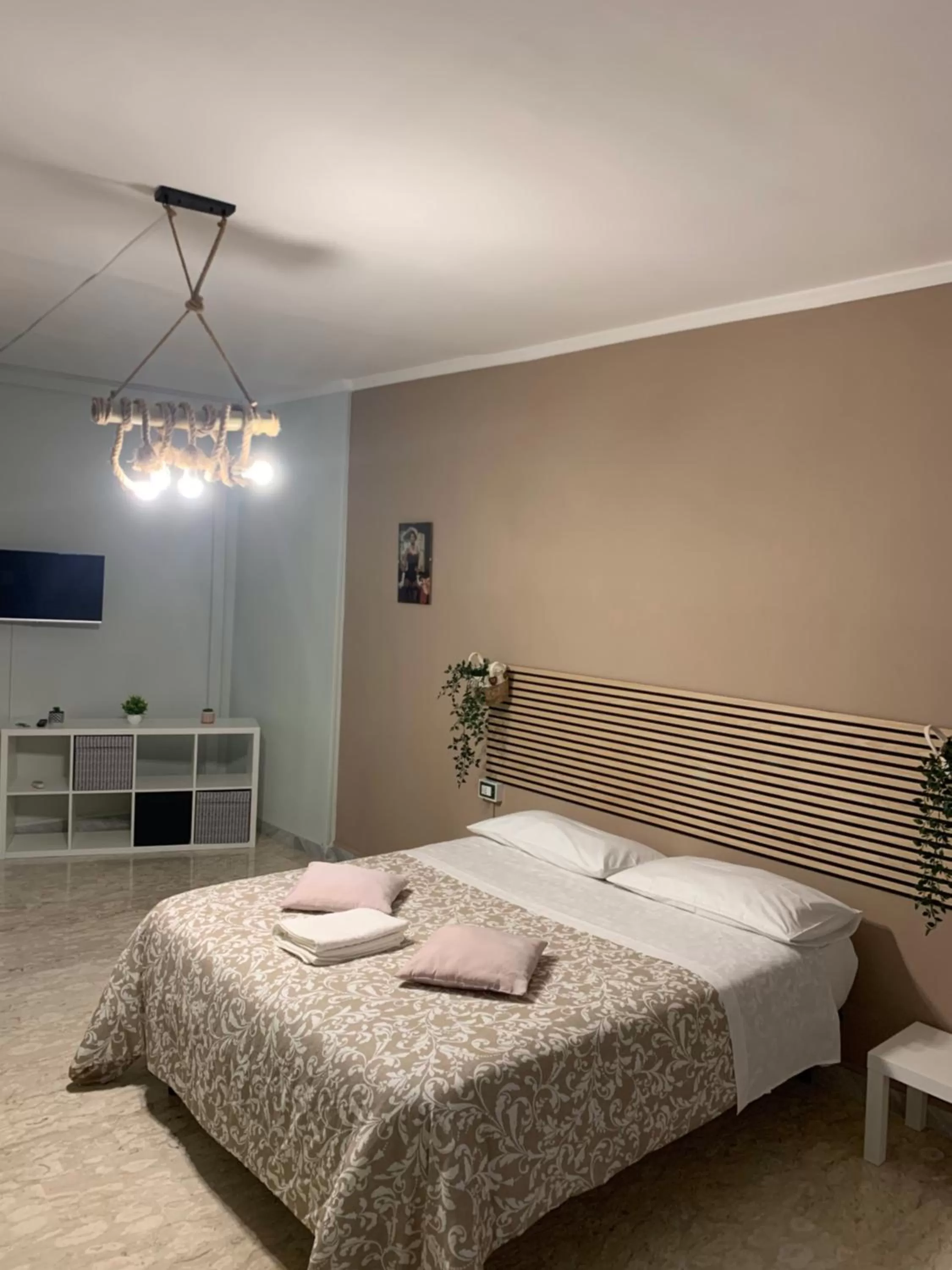 Bed in Neapolis center2