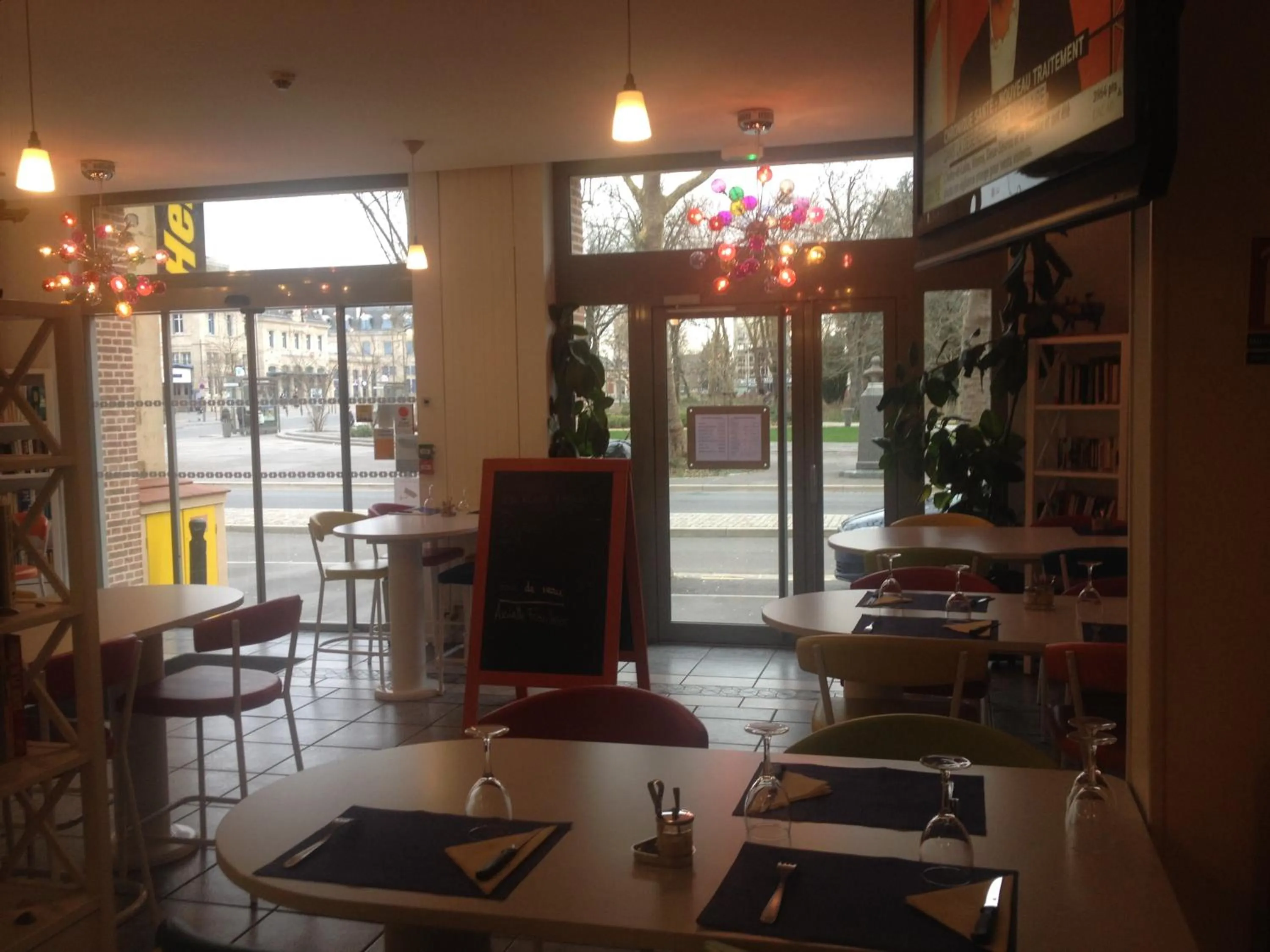 Restaurant/places to eat in Hotel Couleurs Sud Centre-ville Gare Charleville-Mézières