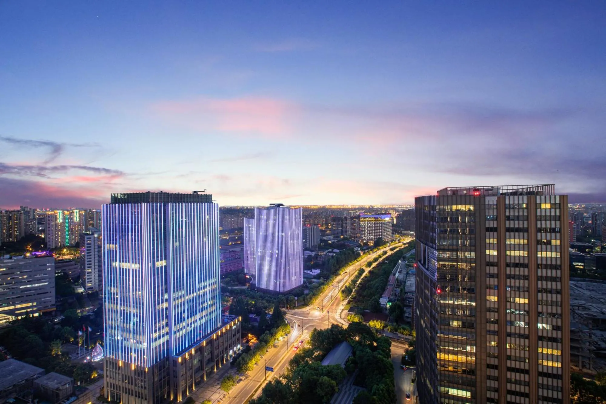 Night in HUALUXE Shanghai Changfeng Park by IHG