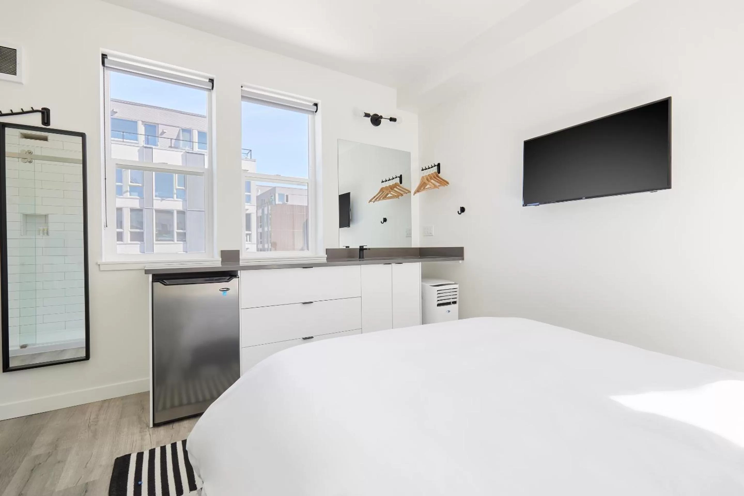 Superior Queen Room in Sonder The Boylston