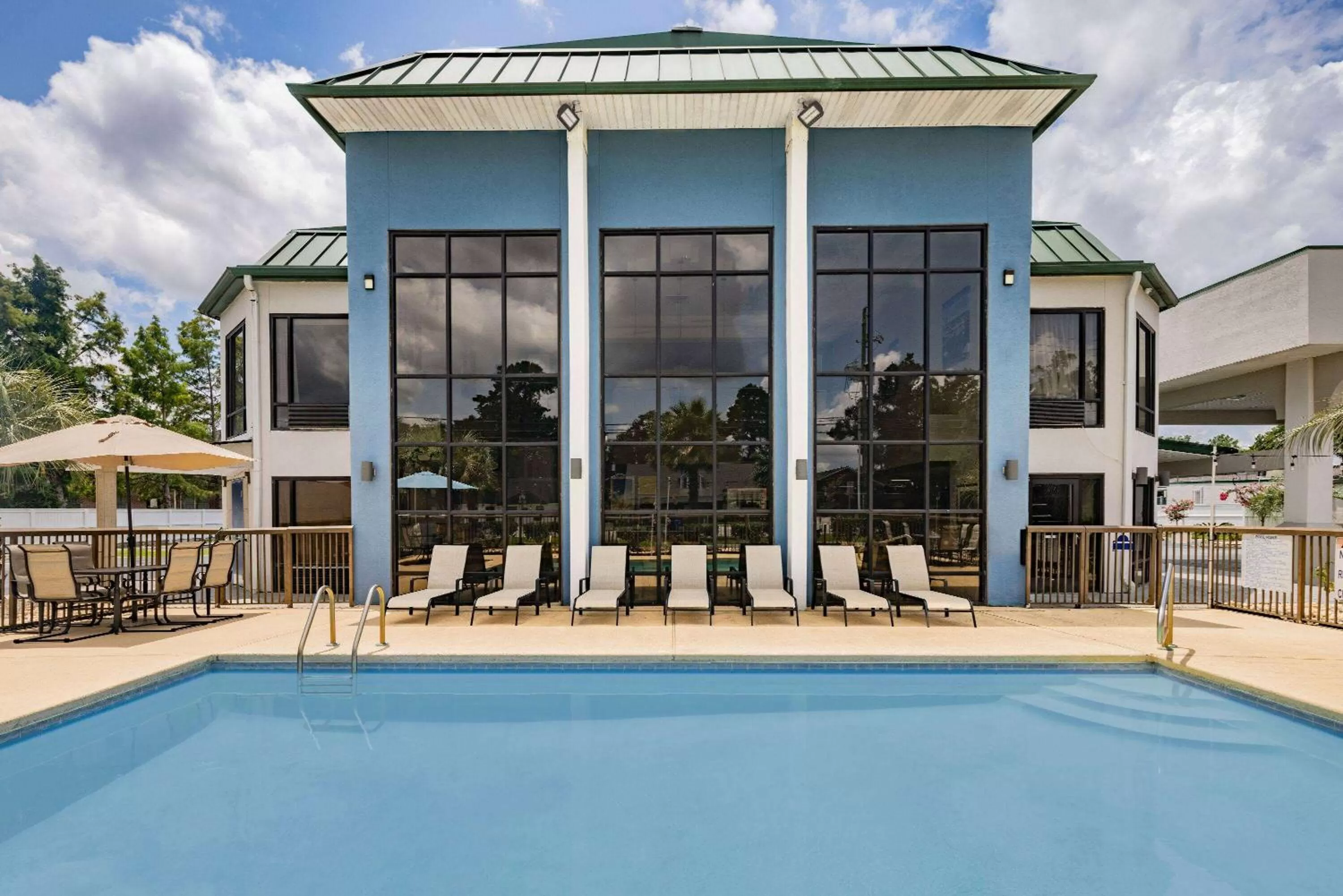 Pool view in Days Inn & Suites by Wyndham Savannah Midtown