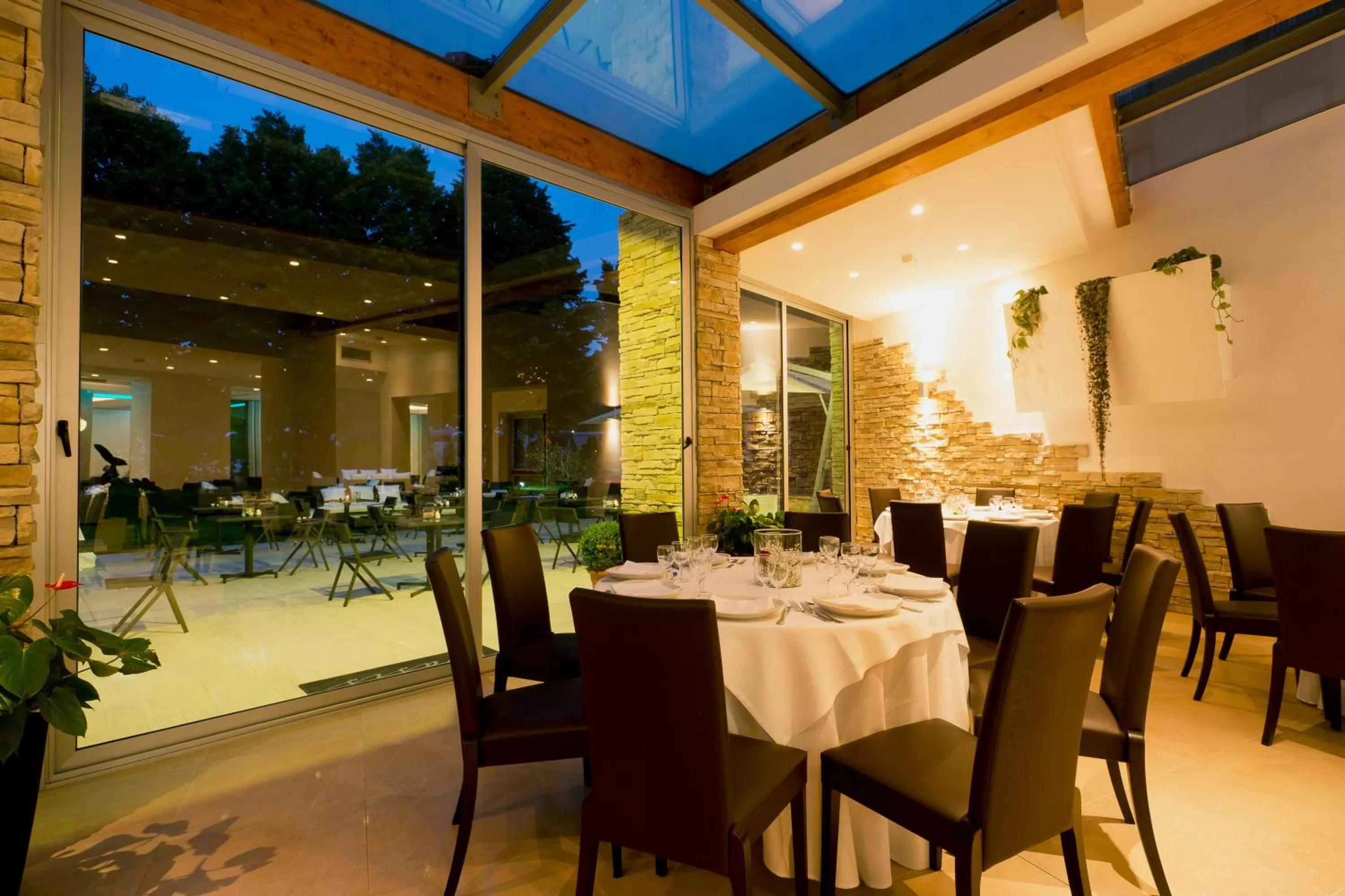 Restaurant/places to eat in Ele Green Park Hotel Pamphili