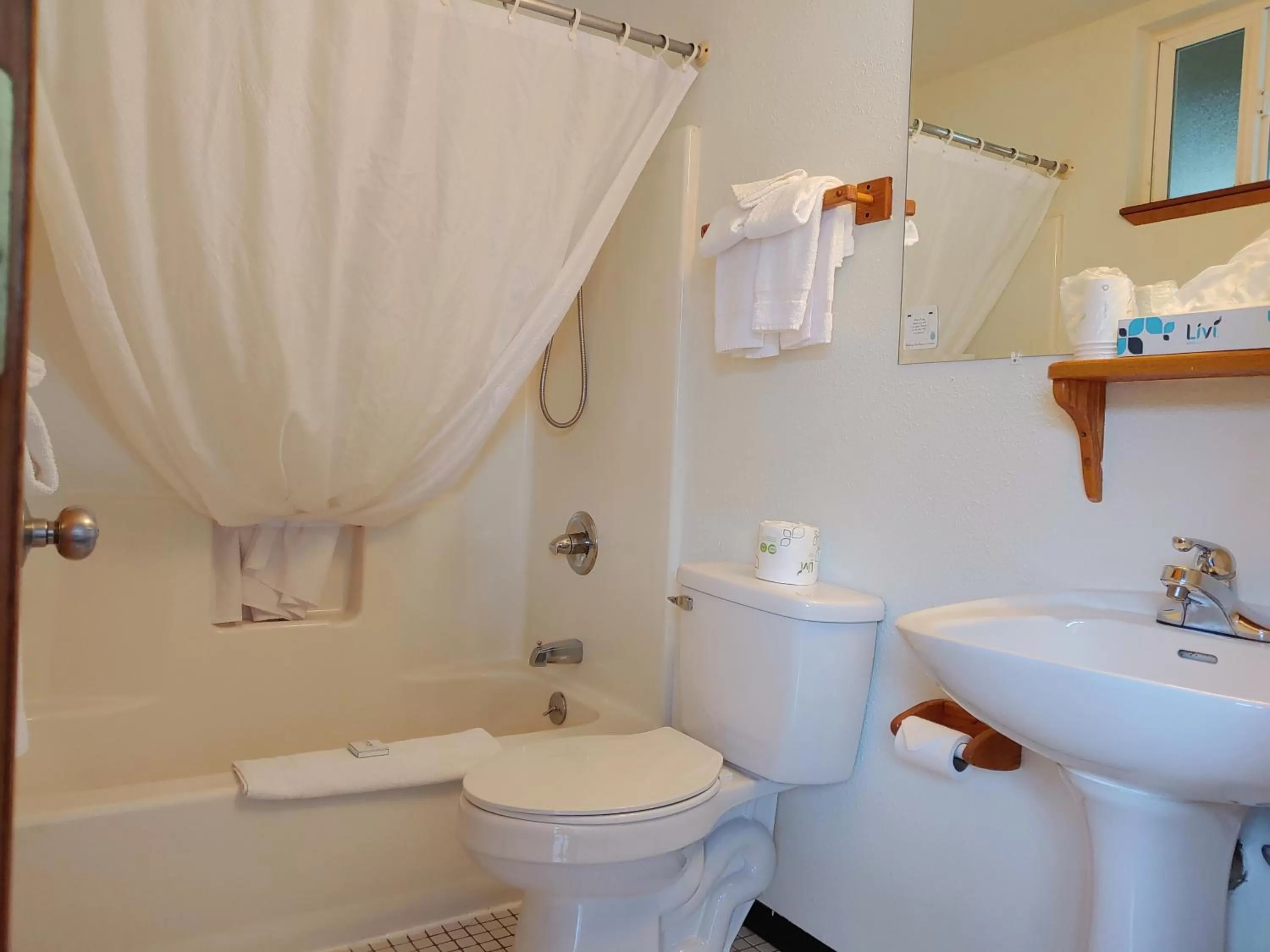 Shower in The Dublin House Motel