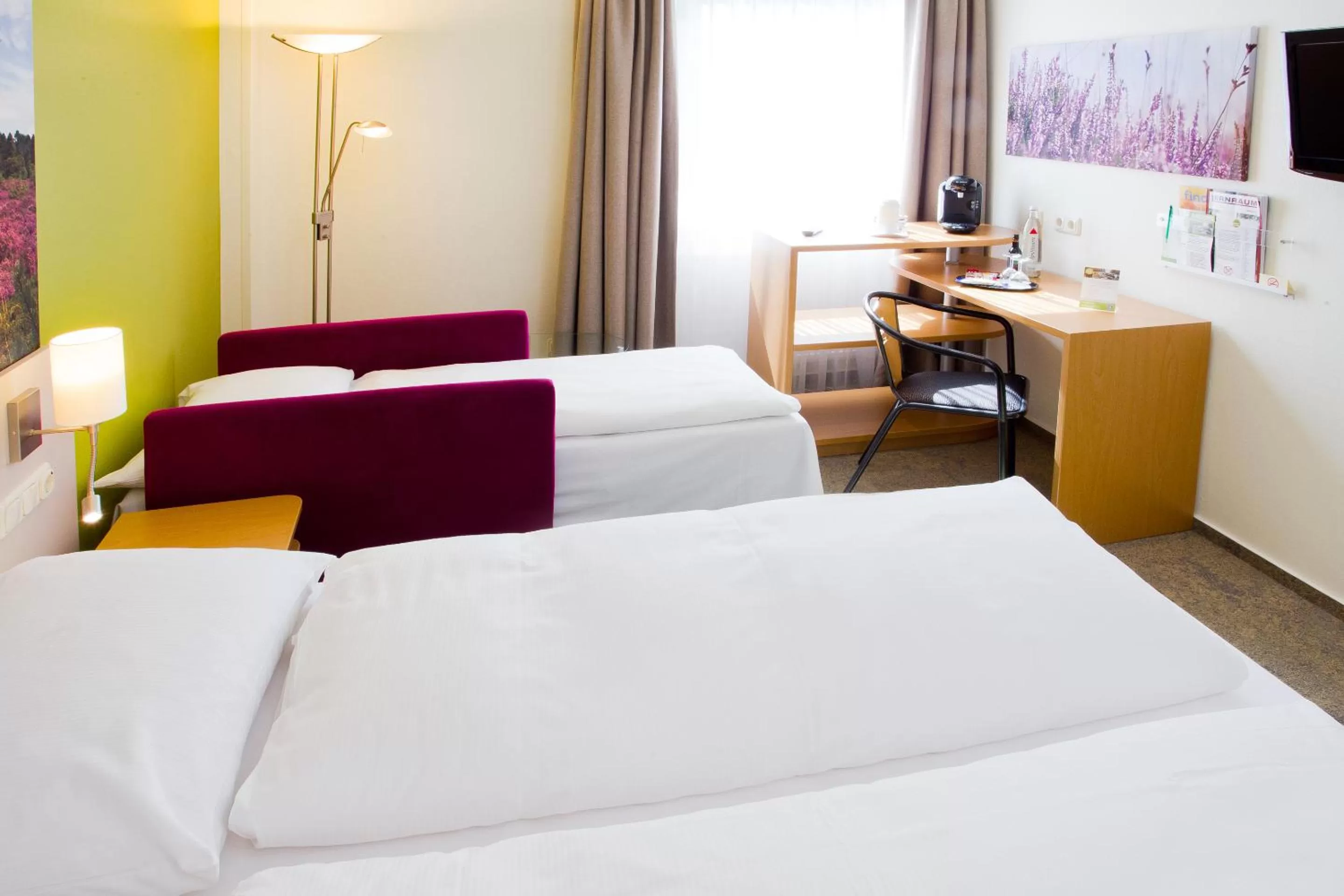 Coffee/tea facilities, Bed in Anders Hotel Walsrode