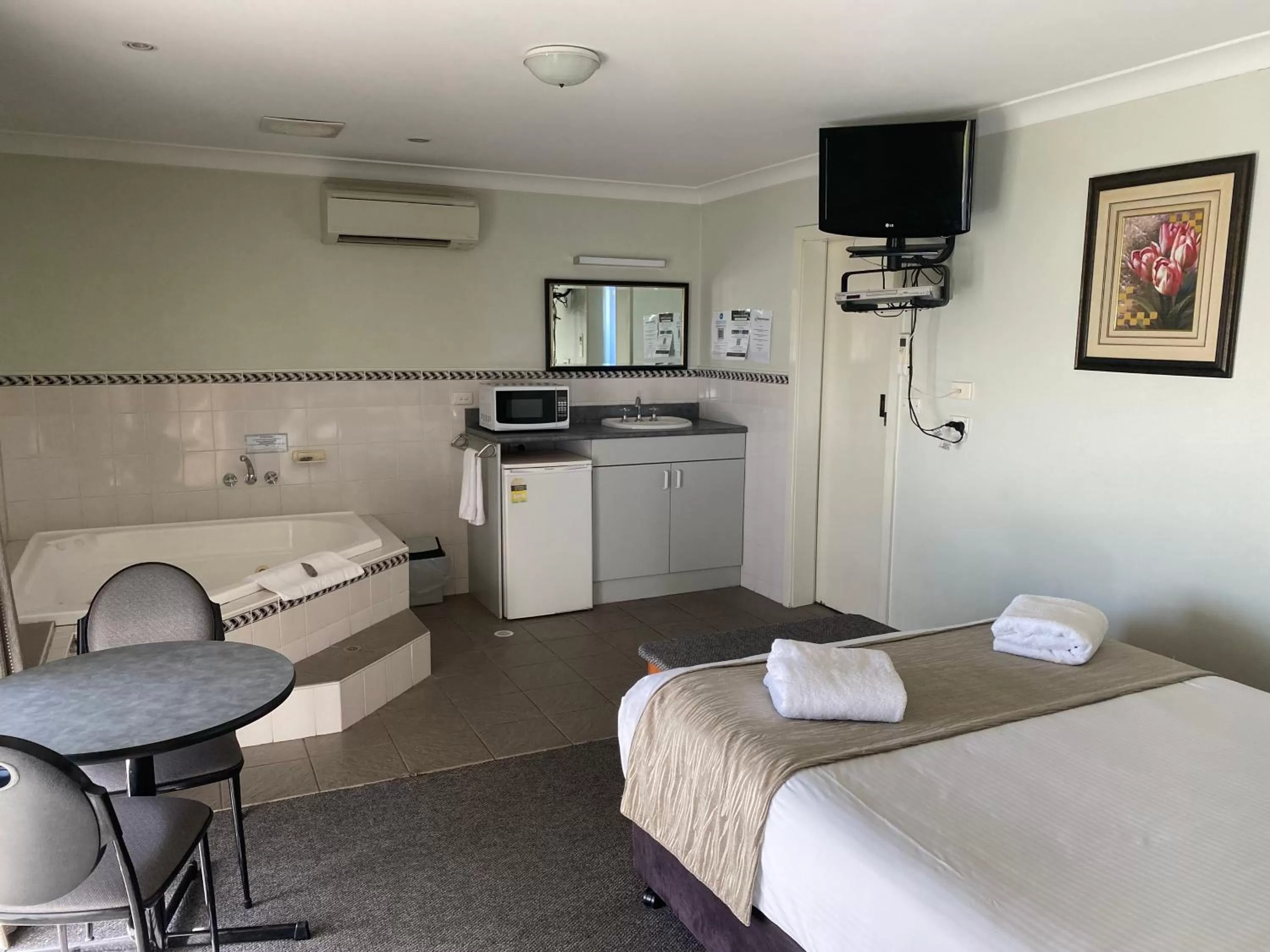 Bed, Kitchen/Kitchenette in Maitland City Motel
