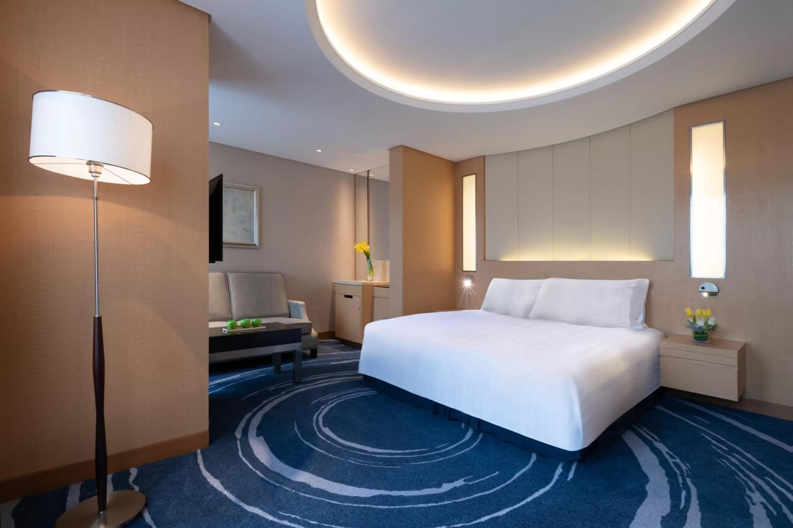 Bedroom, Bed in Crowne Plaza Shenzhen Futian, Near to Shenzhen Convention&Exhibition Centre, Shenzhen Stock Exchange and Shenzhen Civic Center, Outdoor Heated Pool