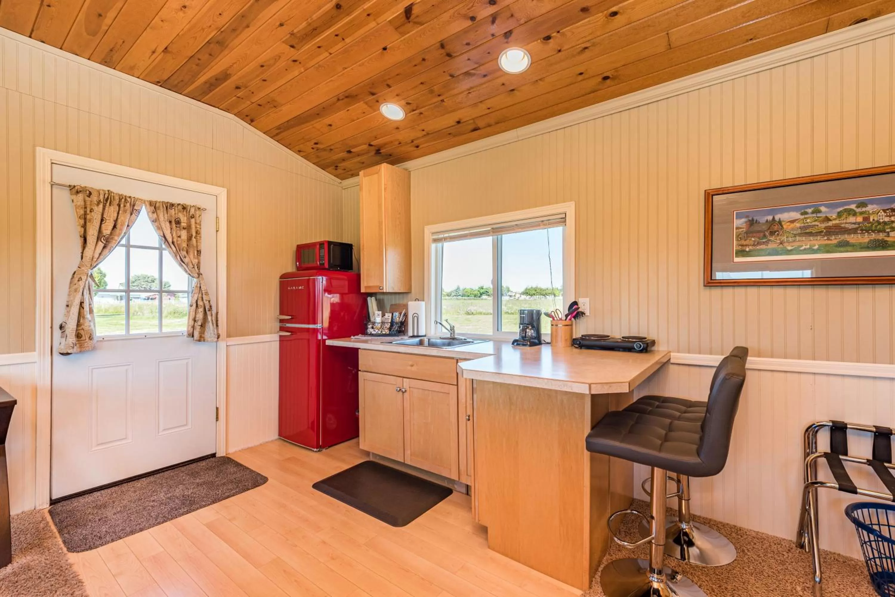 Kitchen or kitchenette in Juan de Fuca Waterfront Hotel & Cottages