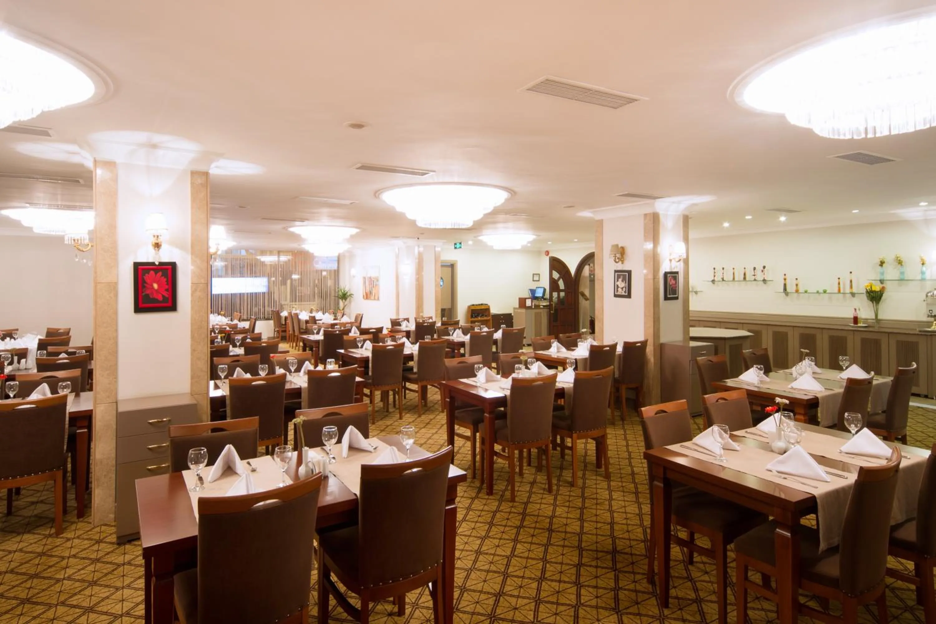 Restaurant/Places to Eat in Black Bird Hotel