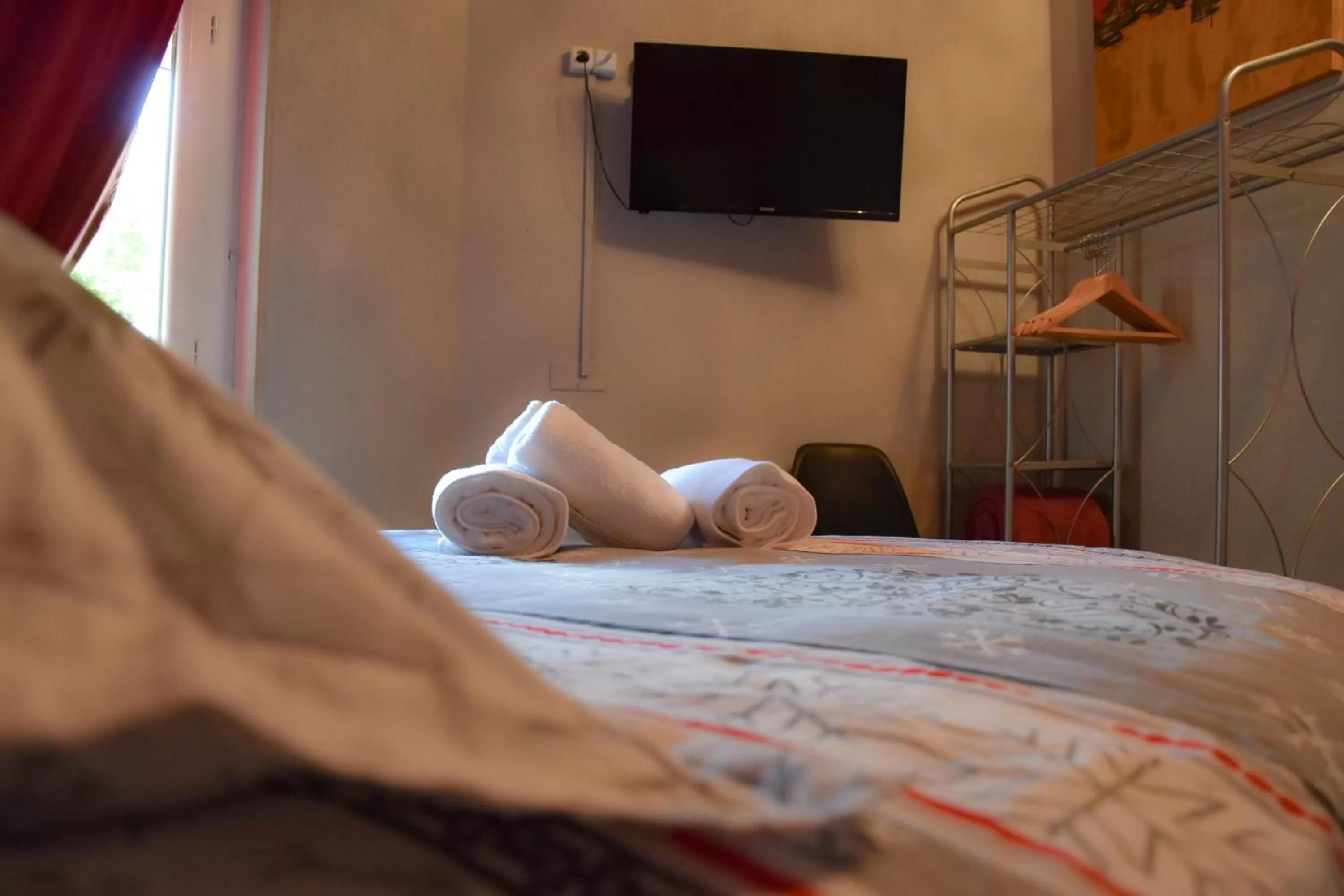 towels, Bed in Hotel des Remparts