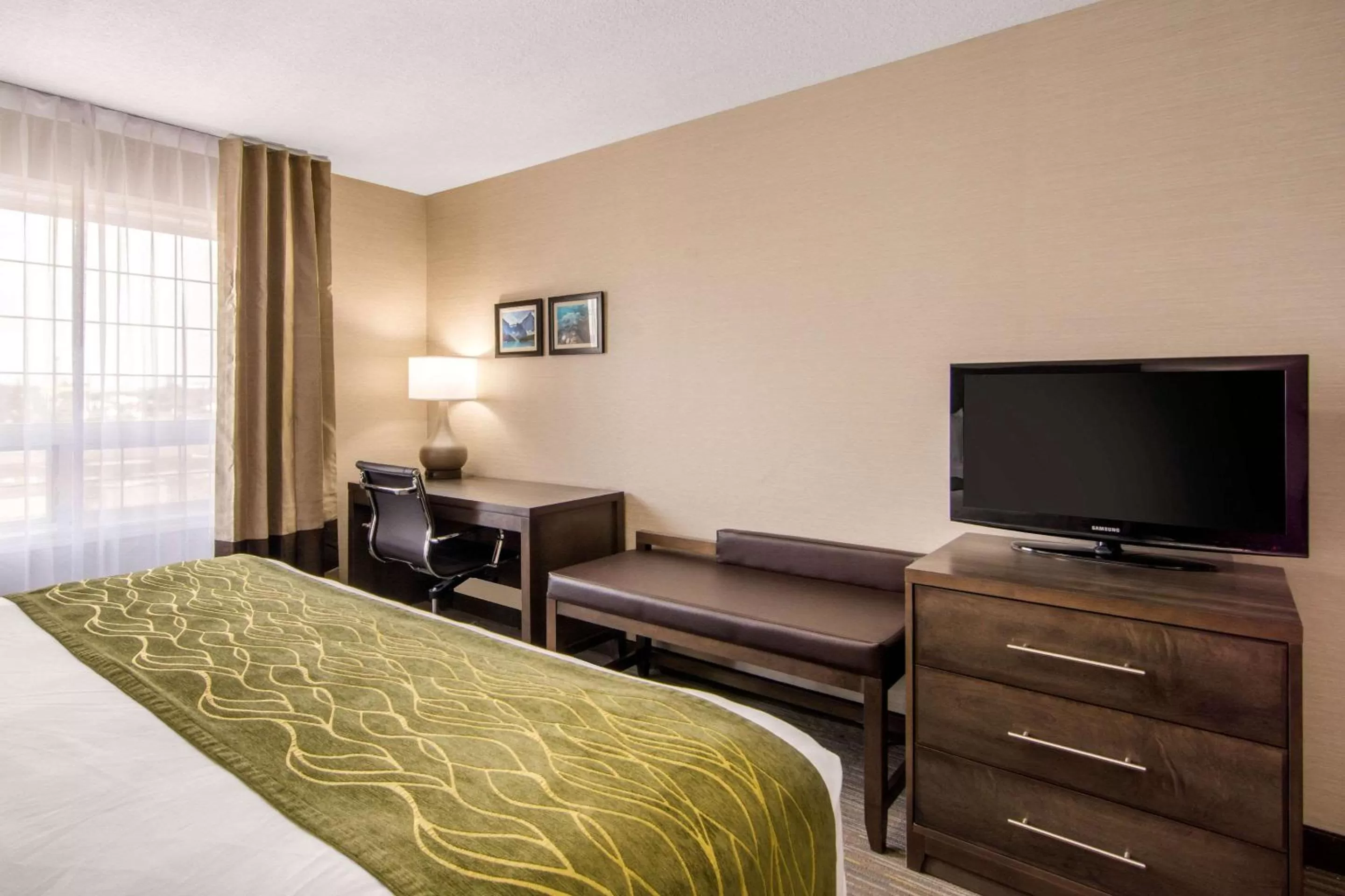 Photo of the whole room, Bed in Comfort Inn & Suites
