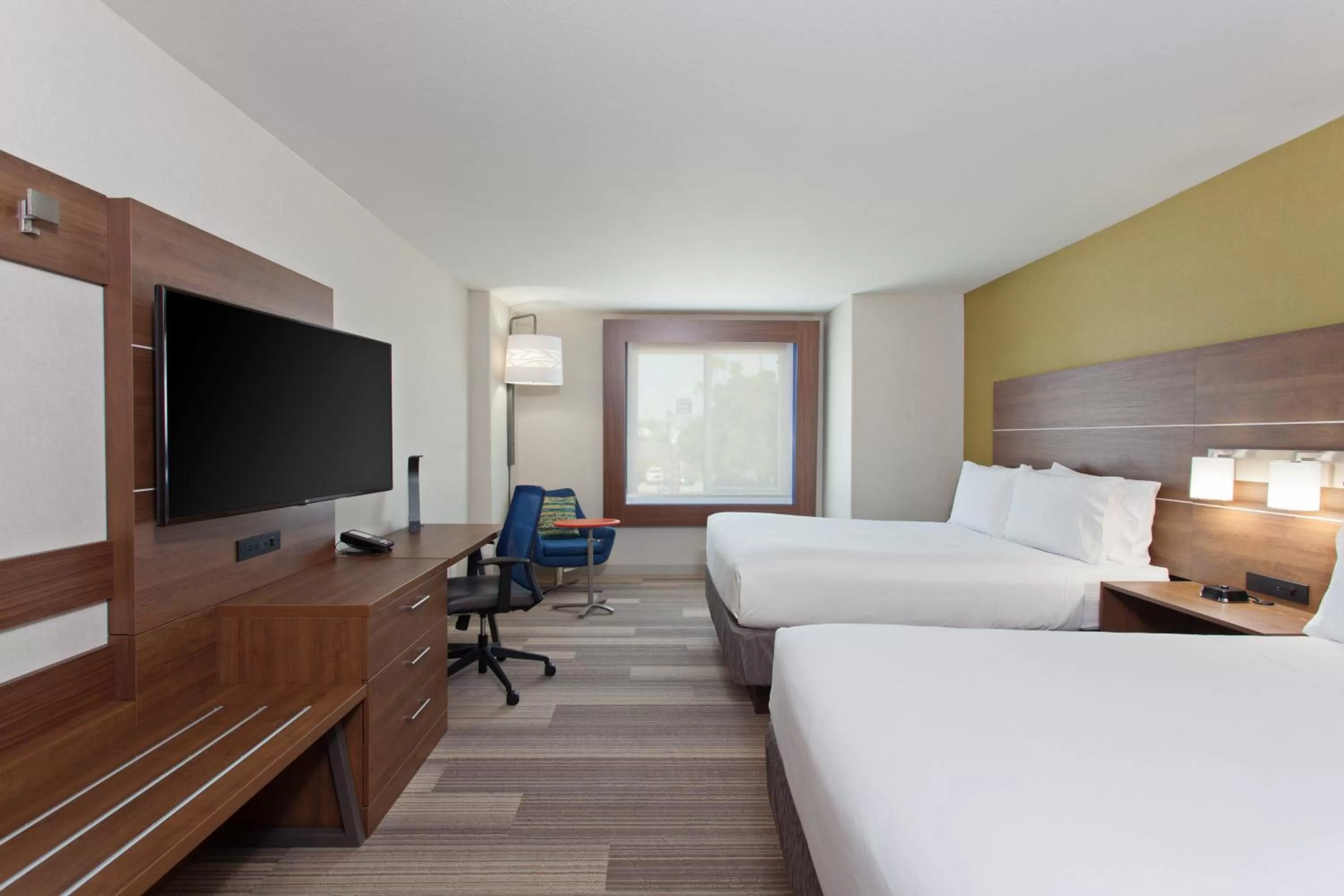 Photo of the whole room, Bed in Holiday Inn Express & Suites Pasadena - Los Angeles by IHG