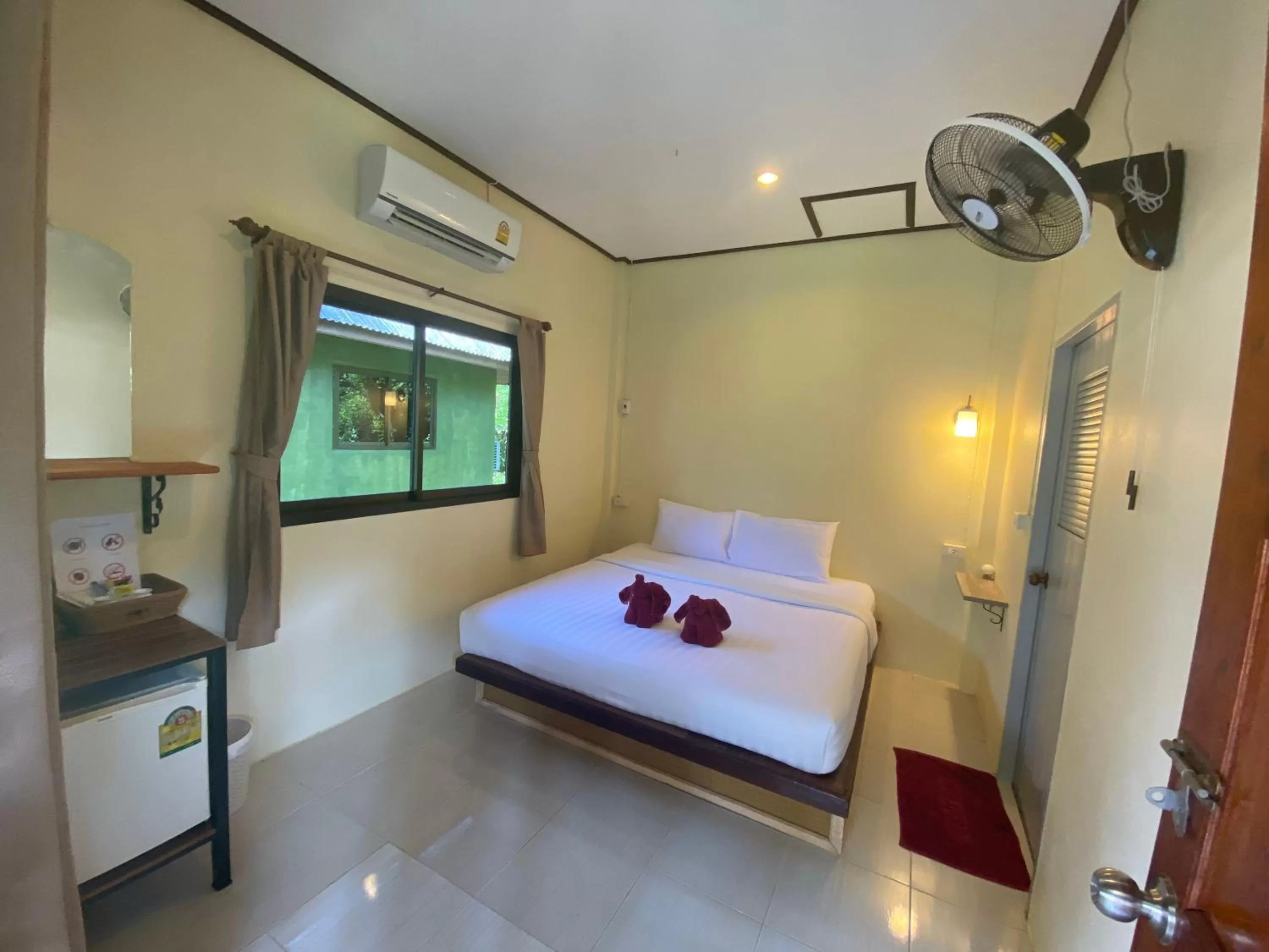 Bed in Khao Sok Jungle Huts Resort