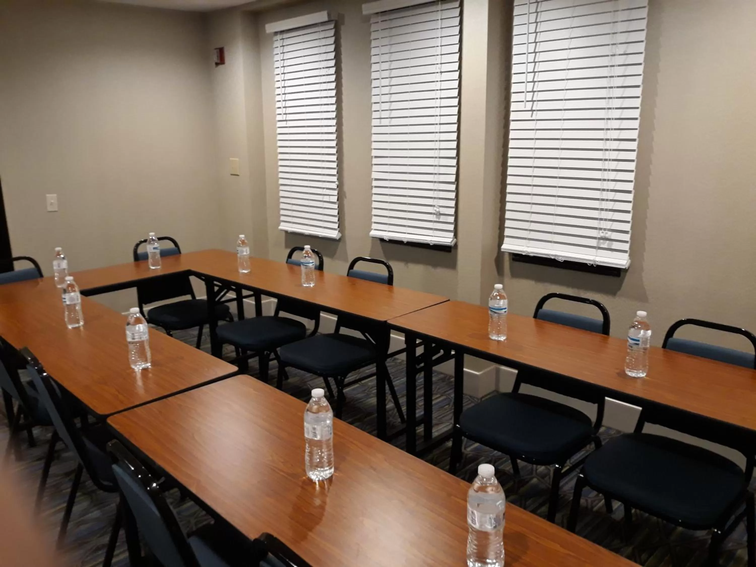 Meeting/conference room in Holiday Inn Express Hotel Pittsburgh-North/Harmarville by IHG