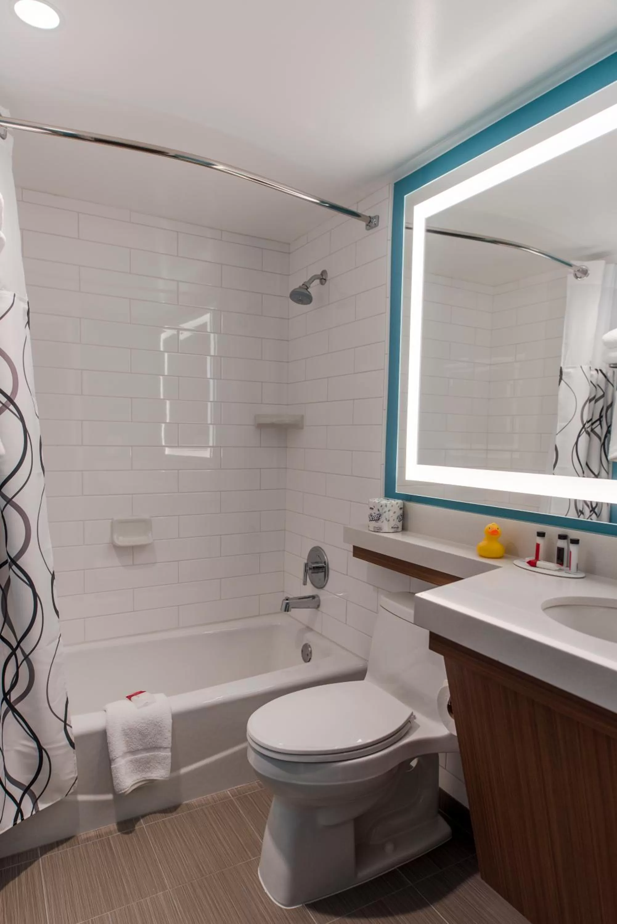 Shower in Howard Johnson by Wyndham Anaheim Hotel & Water Playground