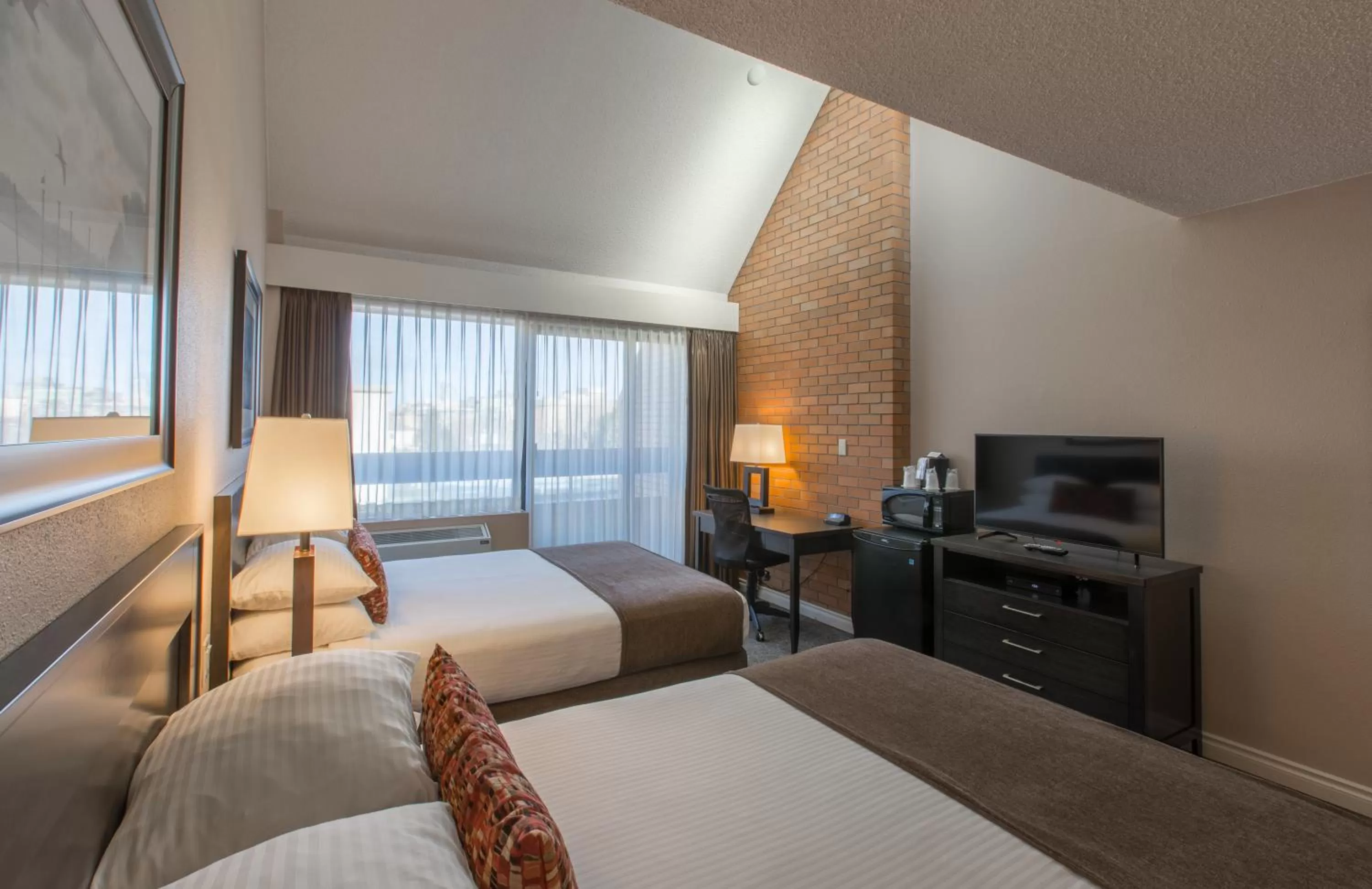 Bedroom, Bed in The Embassy Inn