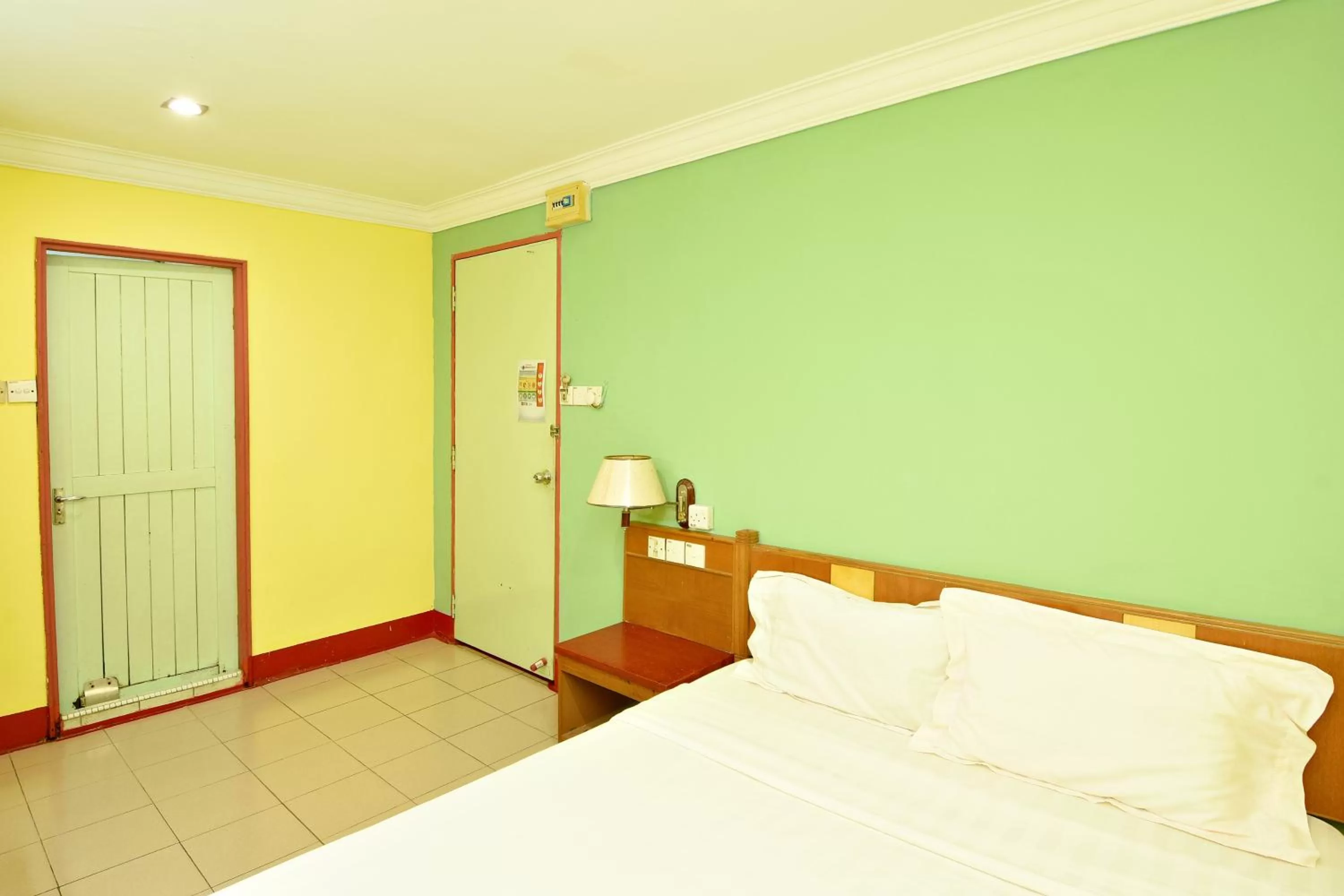 Photo of the whole room, Bed in Mandarin Inn by Glex