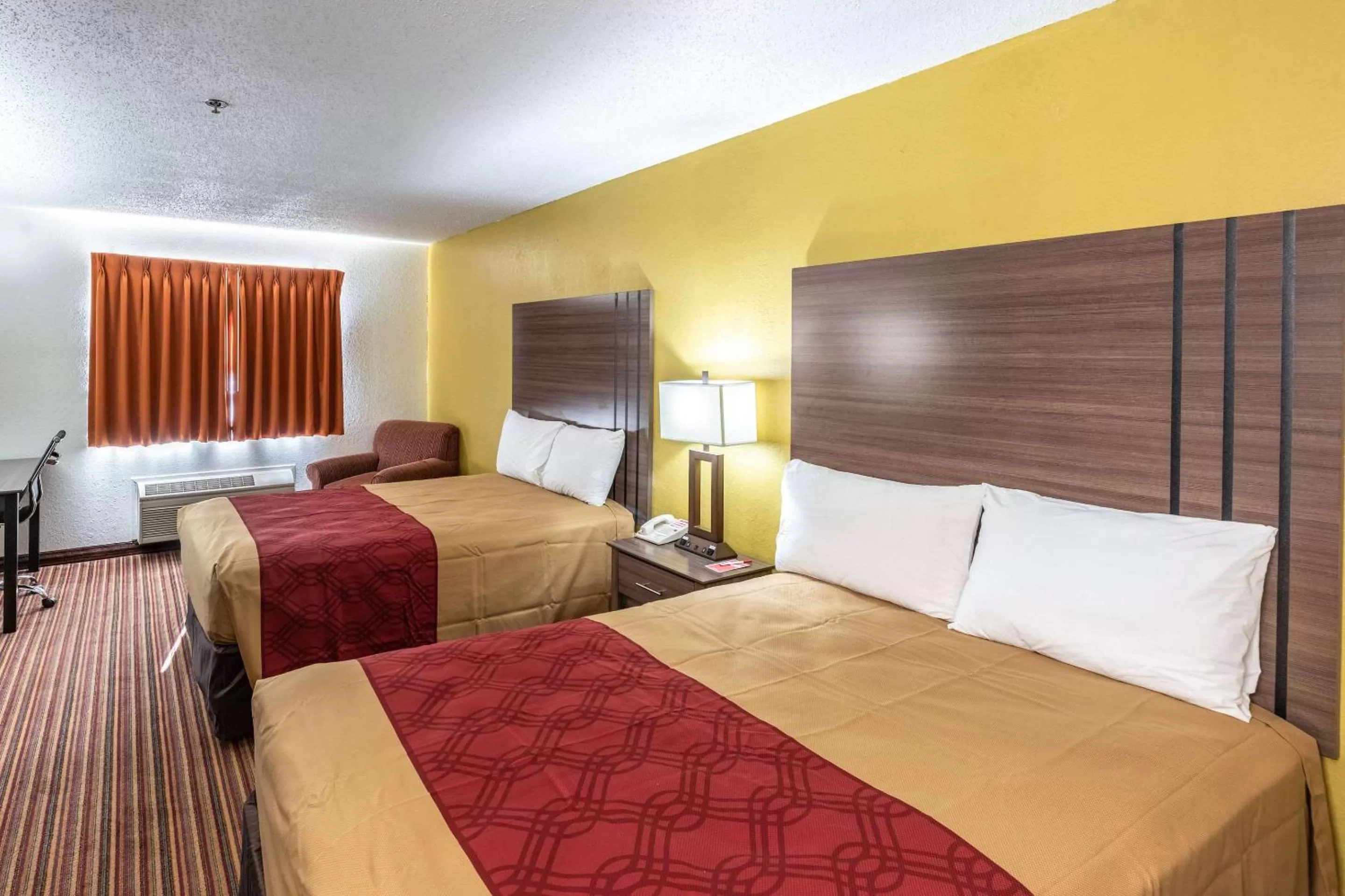 Photo of the whole room, Bed in Econo Lodge Inn & Suites