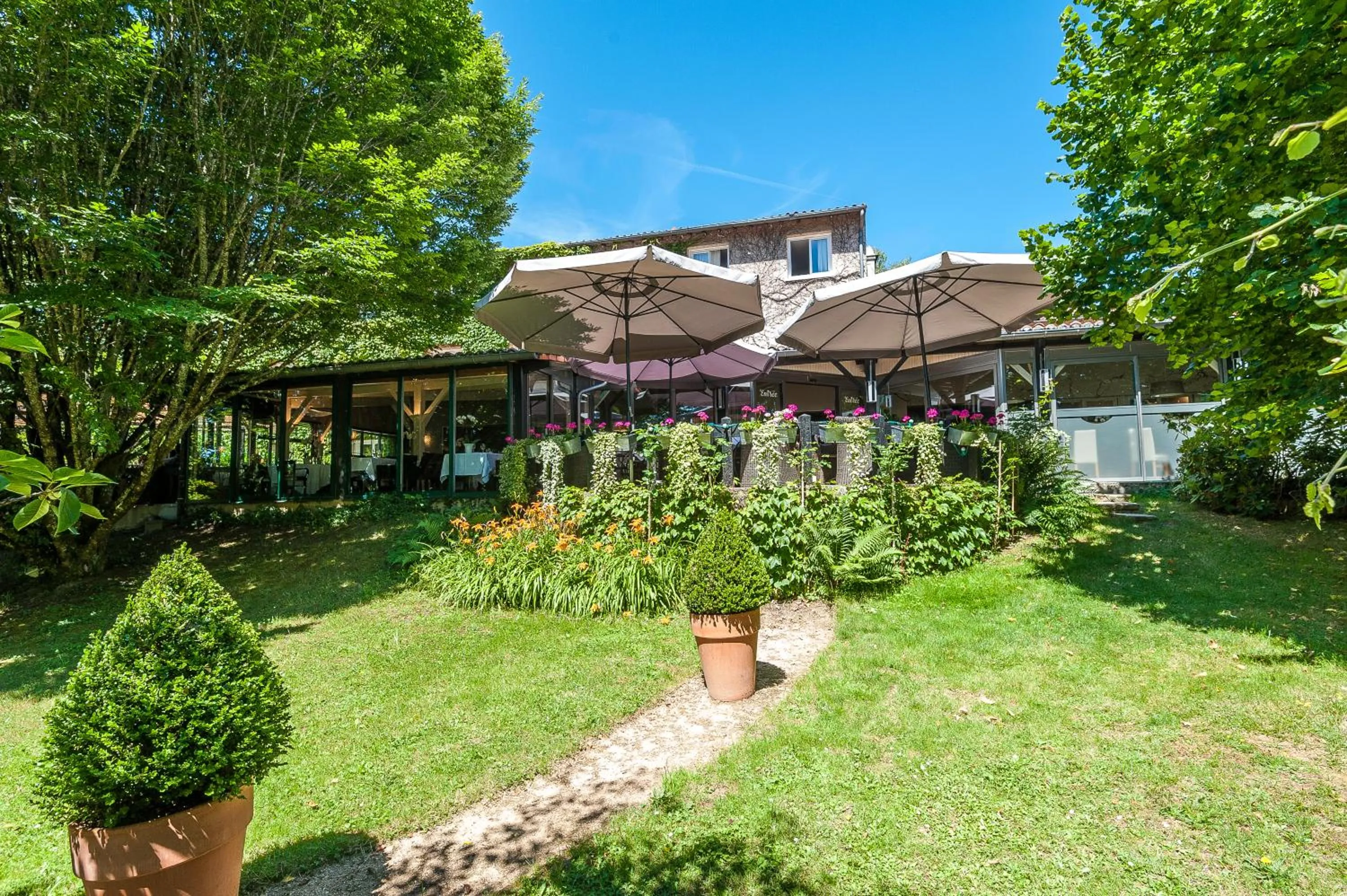 Patio in Logis Hotel - Restaurant Le Relais de Comodoliac