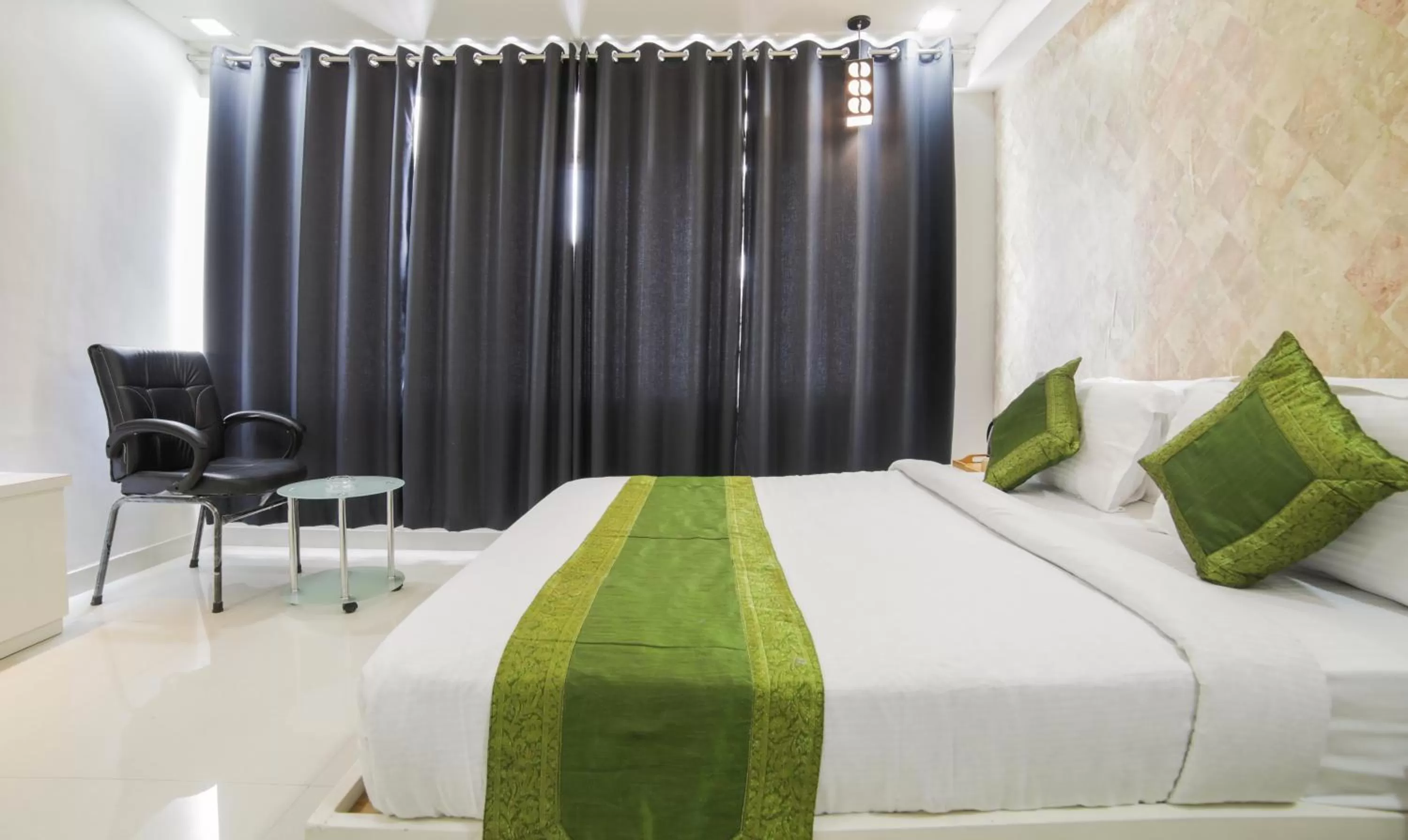 Bedroom, Bed in Itsy Hotels Le Clover