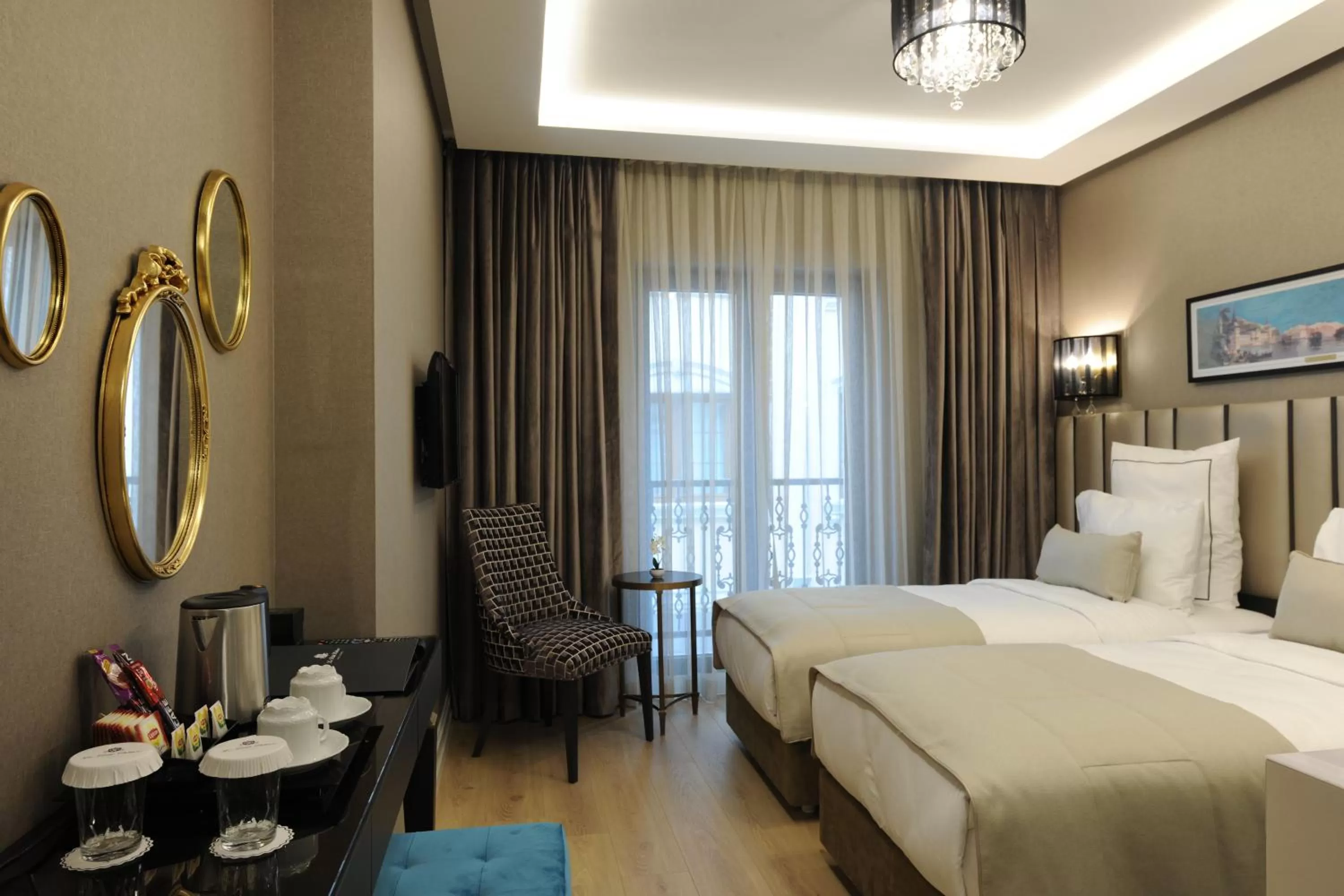 Bedroom, Bed in Le Petit Palace Hotel - Special Category