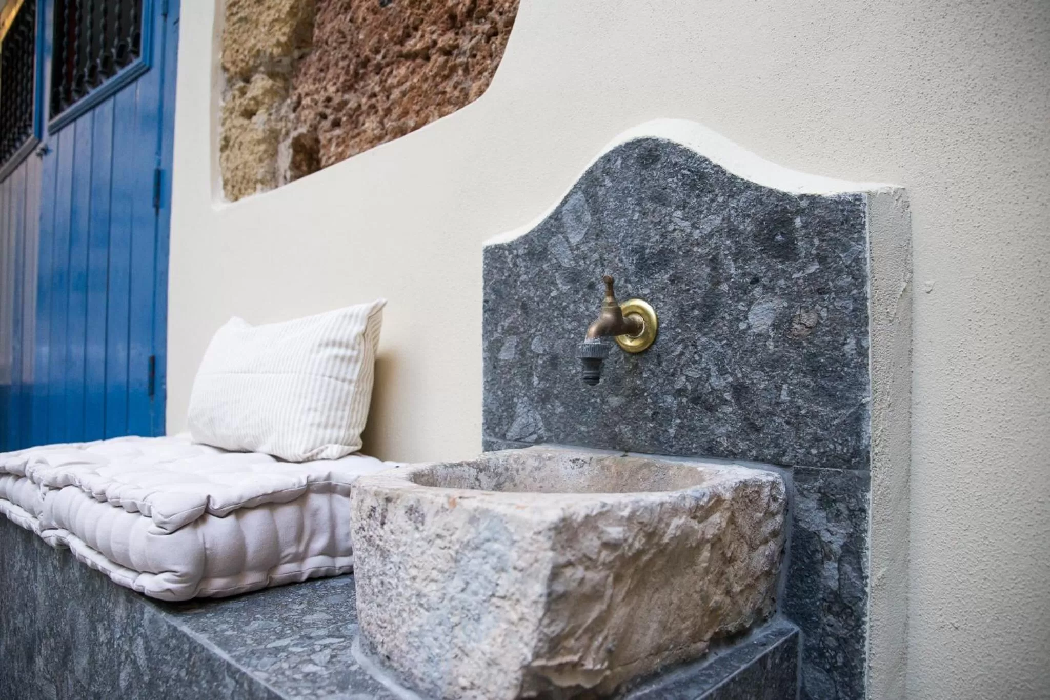 Inner courtyard view in L' Hôtellerie Easy Suites